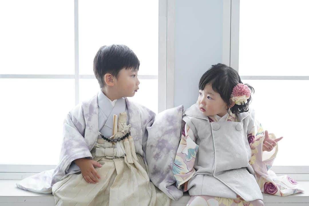 滝川りおのインスタグラム：「みつめあう兄妹👦🏻‎🤍👧🏻  #年子 #2歳 3歳年子 #2歳女の子 #3歳男の子 #七五三 #七五三撮影 #撮影 #年子育児 #年子ママ」