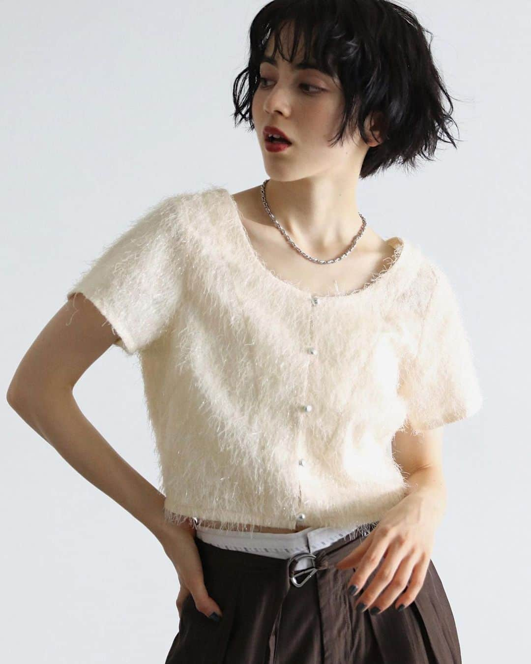 ページボーイさんのインスタグラム写真 - (ページボーイInstagram)「【 NEW ITEM 】  〈 ラメフェザーショートTOPS 〉 ¥5,500(tax in)ㅤ offwhite,ivory,black/3color  ──────────────────ㅤ  コンパクトなシルエットで ラメフェザーの生地が目を惹くトップス  ラメ感とフェザーの組み合わせが女性らしさをプラス。  コンパクトなサイズ感でウエストの位置が上がり、 スタイルUPが叶う嬉しいポイント。 釦を外してサラッと羽織るのも◎  前後２WAYでも着用可能で その日の気分でスタイリングが楽しめる。 一枚でも存在感があり、これからの季節活躍間違いなし。  #ラメフェザーショートTOPS_PB  #23SS_PAGEBOYㅤ #PAGEBOY #ページボーイㅤ #カーディガンコーデ #ショート丈トップス #ショート丈 #ショートトップス #カラーコーデ #イエローコーデ #モード系ファッション #モード系」7月19日 20時30分 - pageboy_pr