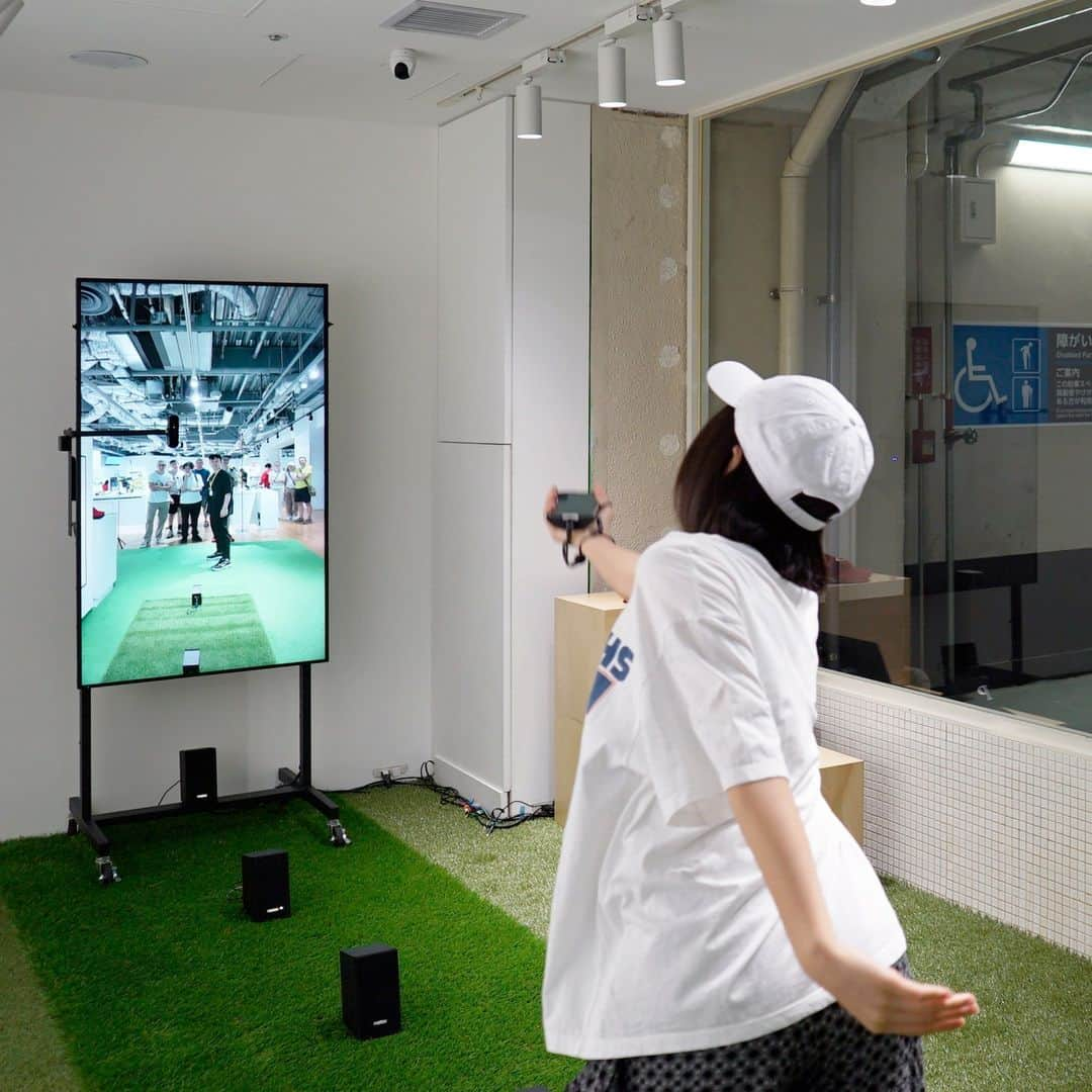 GINZA SONY PARK PROJECTさんのインスタグラム写真 - (GINZA SONY PARK PROJECTInstagram)「【 Let's play "XR Catch!" 】  仮想のボールを使って離れたところにいる相手と遊ぶ「XRキャッチボール」。 好きなフォームで投げたりキャッチしたり、バーチャルならではのキャッチボールをお楽しみください。  "XR Catch" is a play of exchanging virtual balls with rhythm, like a real catch.  @sonydesign_official @musvi.jp @sonystorejapan #パークラボ #キャッチボールは遊びの垣根を越えるのか  #XRキャッチボール #バーチャル #virtual #インクルーシブデザイン #センシング #ソニーストア銀座 #Sony #夏の三部作 #銀座ギャラリー #銀座アート巡り #SonyParkMini #SonyPark #Ginza」7月19日 19時59分 - ginzasonypark