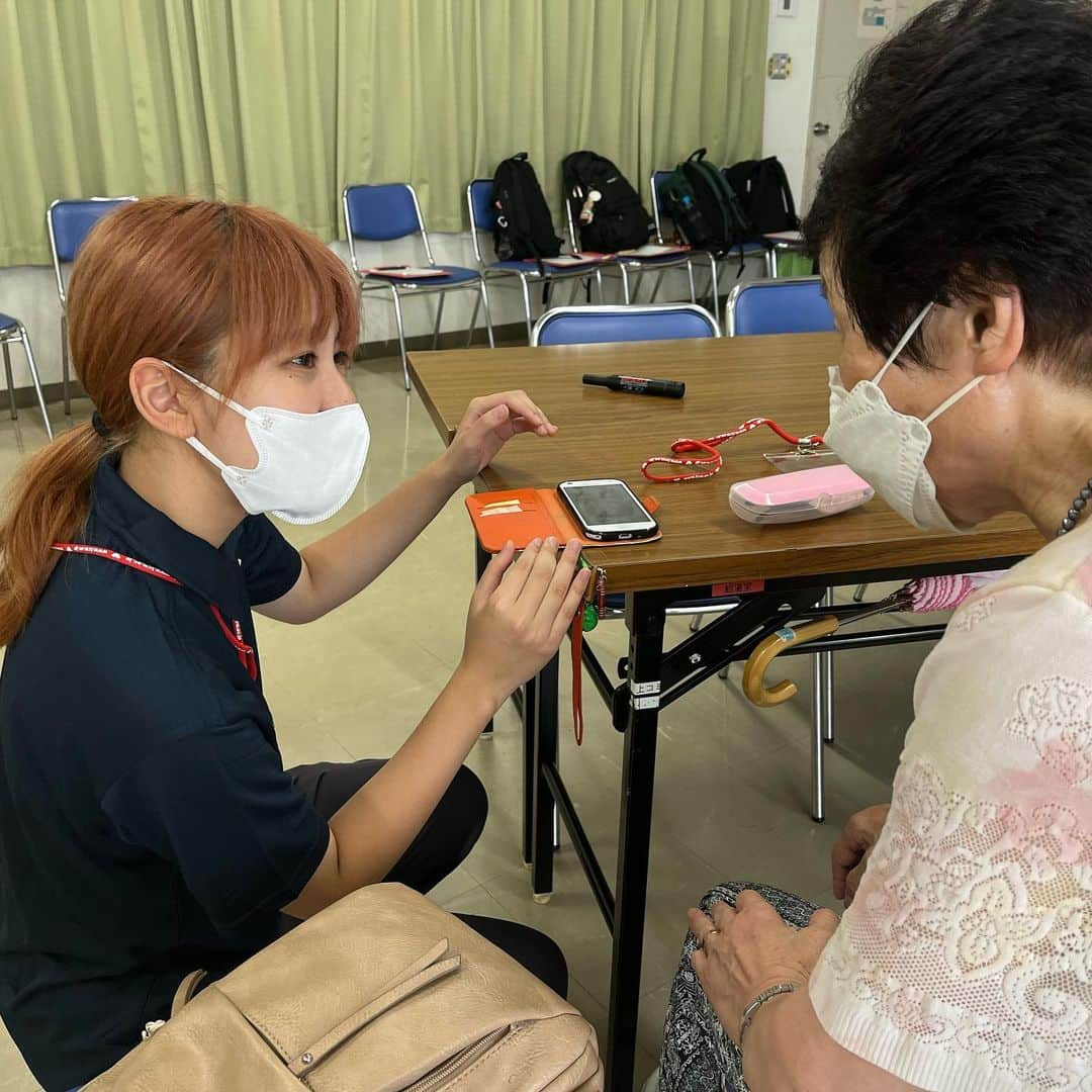 東京福祉専門学校さんのインスタグラム写真 - (東京福祉専門学校Instagram)「【出前】スマホ教室📱開催しました✨  教科外学習の一環で、社会福祉科の1年生が地域の方へ向けた出前スマホ教室を開催いたしました☝️💡  今回は「検索🔍」の仕方をメインにレクチャーしました！ 検索のやり方にも、 🔴文字を直接打つ方法 🟢音声🗣️で検索する方法 🟡写真を撮って検索する方法 と色々とあるんですね😲  地域の方も初めて知ることがたくさんで大変満足いただけました❣️  #専門学校 #専門学生 #学生 #福祉  #社会福祉 #社会福祉士 #精神保健福祉士 #ソーシャルワーカー #相談援助」7月19日 19時59分 - tokyo_fukushi