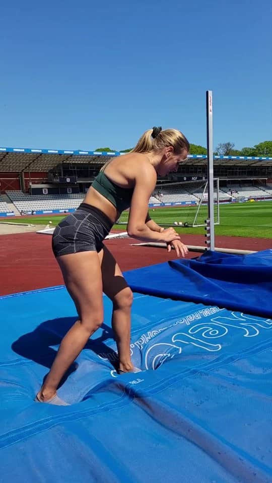 メッテ・グラスゴワールのインスタグラム：「The hard work continues 🏃🏼‍♀️ Baglåret har det rigtig godt. Jeg er tilbage på fuld styrke i vægt og kan lave stort set alt. Men max sprint må vente lidt endnu, da det stadig er for risikabelt. • #workhard #roadtobudapest #sprint」