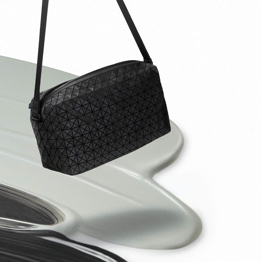 のインスタグラム：「【KURO SERIES】 "SADDLE BAG"  Release Month: July, 2023 *The release month might be different in each country.  #baobaoisseymiyake #baobao #isseymiyake #baobaoisseymiyakeAW23」