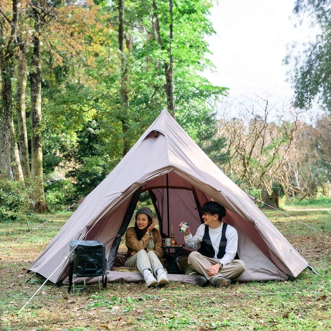 Coleman Japanのインスタグラム：「【簡単設営ワンポールテント⛺️】  三角のシルエットで、簡単設営とコンパクト収納が魅力のワンポールテント「ティピー」。  フライシートだけを立ち上げれば、シェードとしても利用可能に。これからの季節にも最適です。リサイクル生地を使用した新色の”グレージュカラー”も◎  ・  #灯そうColeman #灯そうコールマン #灯そう #Coleman #コールマン #Camp #キャンプ #Outdoor #アウトドア #Tent #テント #コールマンテント #ファミリーキャンプ #ティピー #ティピーテント」