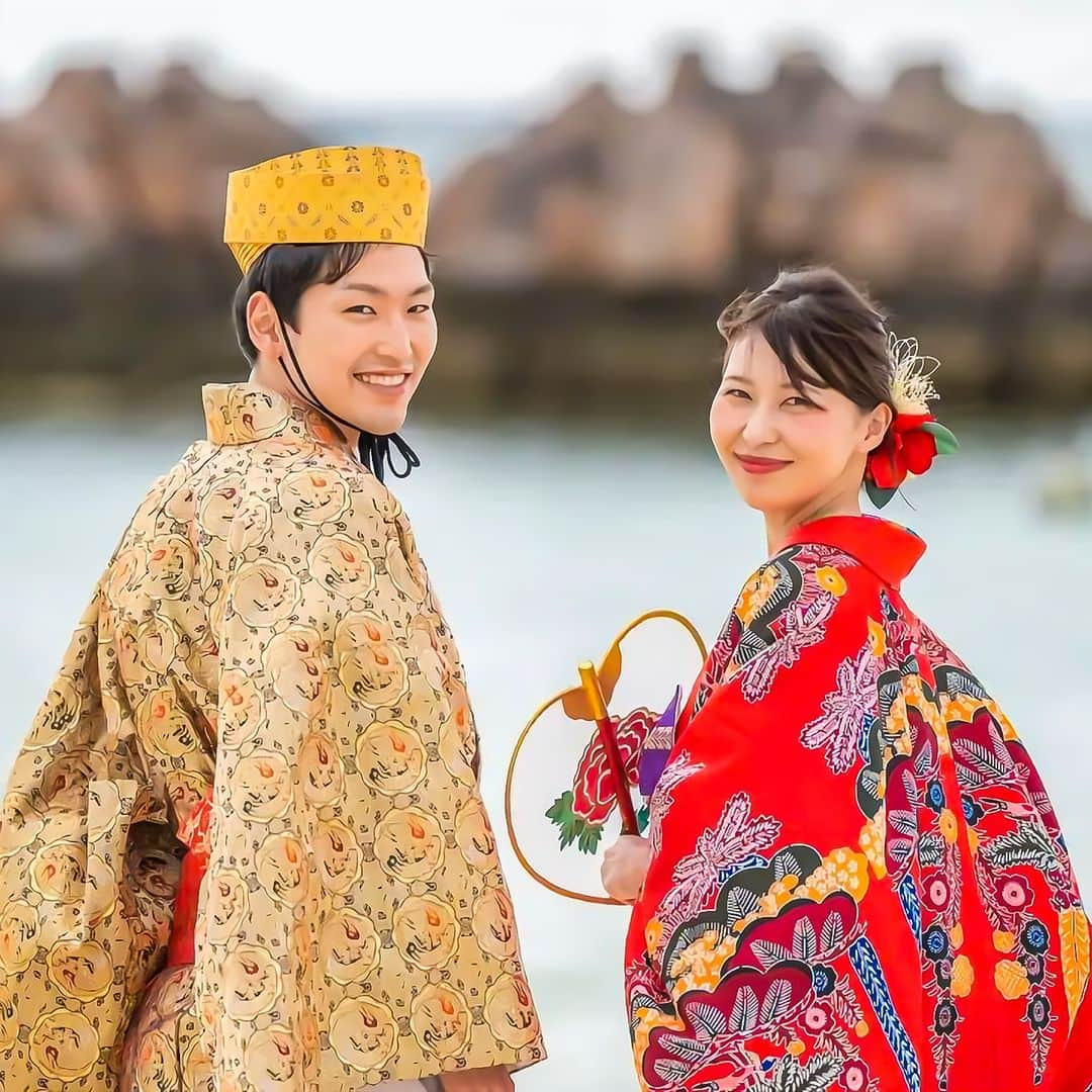 Be.okinawaのインスタグラム：「Go sightseeing in Naha while dressed in traditional Okinawan attire!👘   Traditional Okinawan attire is commonly referred to as Ryuso, or Uchina-sugai in the Okinawan language. This clothing style was developed during the Ryukyu Kingdom era.   Try on the vibrant Uchina-sugai at Kimono Studio HANAHANA and even wear them while visiting nearby attractions to take pictures📸  #japan #okinawa #visitokinawa #okinawajapan #discoverjapan #japantravel #okinawaculture #okinawatradition #okinawaattire #uchinasugai #naha #okinawaumibudo #shurijo」