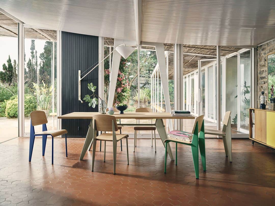 Vitra Japanさんのインスタグラム写真 - (Vitra JapanInstagram)「ヴィトラは2002年より製造・販売しているジャン・プルーヴェ製品を新たなカラーバリエーションに昨年アップデートしました。ジャン・プルーヴェの家具や建築に用いられた、さまざまなものから着想を得て開発された「アトリエ・ジャン・プルーヴェ」のカラーパレットから選んだ新色を含む7色で現在展開しています。   ブランコロンブ 「白い鳩」の意。鳩の羽の色に着想を得たオフホワイト   グリフェルメール オランダ人画家ヨハネス・フェルメールの作品にちなんだグレー   ブレヴェール 「青い麦」の意。実る前の青々とした小麦の色を表現   ジャパニーズレッド 2006年にプルーヴェ製品に採用、現在はヴィトラ製品全体の定番カラー   ブルーマルクール 1950年代にマルクール社の発注に対し開発されたカラー   ブルーディナスティ 中国明朝の青花磁器に見られるコバルト色に着想を得たブルー   ディープブラック 2013年以降、ヴィトラ製品全体の定番カラー   #Vitra #VitraJapan #CafeProuvé #Parco #myfavouriteprouvé #ヴィトラ #ヴィトラジャパン #カフェプルーヴェ #パルコ #プルーヴェ #名作椅子 #イベント #インテリア #モダンインテリア #インテリアデザイン #インテリアコーディネート #季節を楽しむ #暮らしを楽しむ #ミッドセンチュリー #ステッカープレゼント」7月19日 20時00分 - vitra_japan