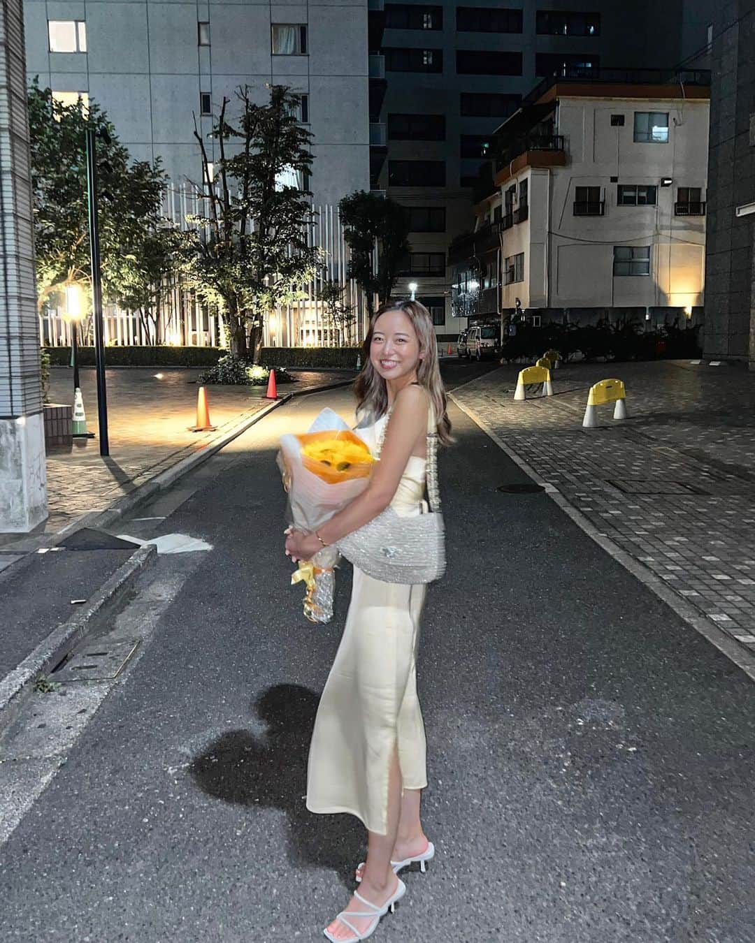 のインスタグラム：「幸せすぎた今年のお誕生日の思い出、ちゃんと残しておかないと🌻  お誕生日前日のワンピースは @birthdaybashshop  当日のワンピースは @vicente__official  です🩷💛  #楽しい時間はあっちゅーま」