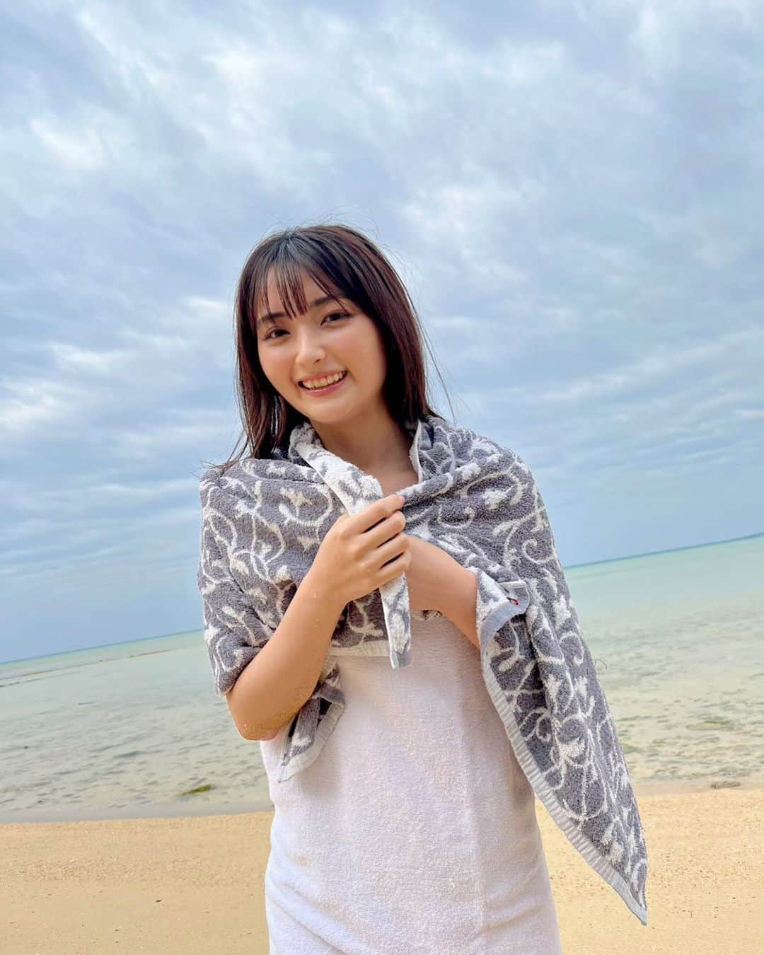 宇佐美彩乃のインスタグラム：「オフショット📸 . . 宮古島の海撮影の時の!! 何色の水着着たと思う～？？  今回沢山の素敵な衣装にチャレンジしてて、普段とはまた違う印象のものもあるけん楽しみにしててね🥳✌️  . . 8/20(日)の写真集発売記念イベント まだまだ予約受付してるよ～!! みんなと直接お話出来る機会って中々ないから、ぜひ会いに来て欲しいな❣️  13:00~神保町で開催します✨  https://www.shosen.co.jp/event/11242/  . .  #宇佐美彩乃  #AYANON  #1st写真集  #宮古島」