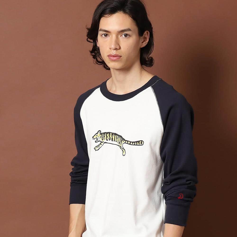 DRESSTERIOR_MEN_ドレステリアのインスタグラム：「. 【NEW ARRIVAL🔥】  ヴィンテージ調のデザインが映えるファニーなタイガープリント。 国産フライス素材のラグランスリーブは、さらっとした表面感が肌あたり良く着心地よく着用いただけます。 一枚ても様になる、今季イチオシのロングTシャツです。  タイガーラグラン フライスロンT ¥9,900(税込)  #ロングTシャツ #ラグランロンT #メンズファッション #dressterior #ドレステリア ⁡ ------------------------------------------- ⁡ ▪️dressteriorオフィシャルアカウント @dressterior_official  ▪️メンズ用アカウント @dressterior_men   ▪️ショッププレスアカウント @dressterior_shoppress」