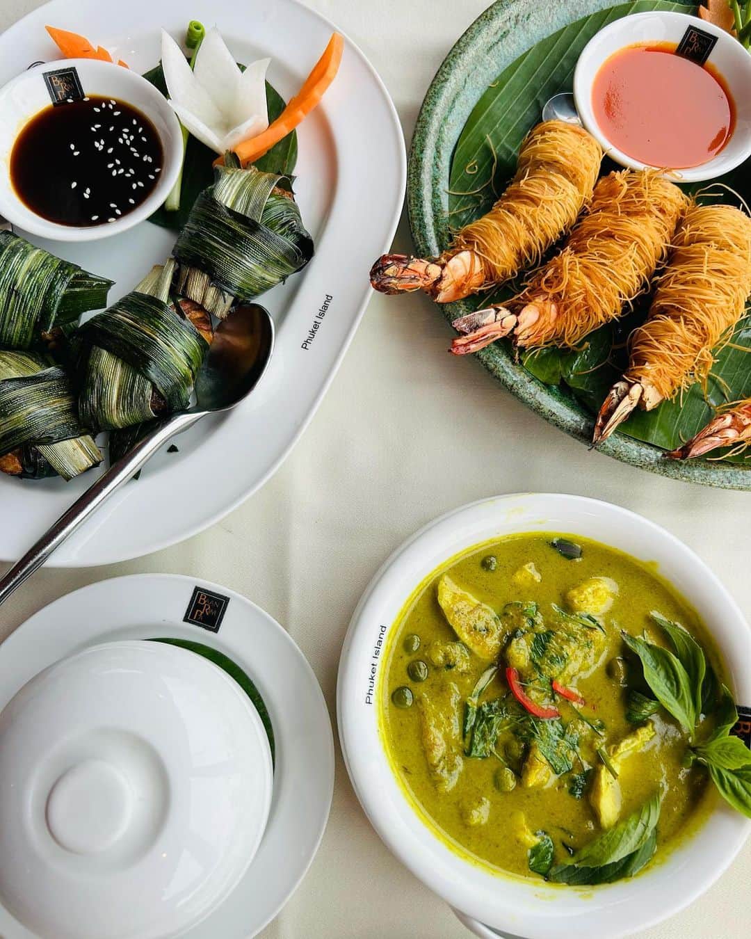 柳田菜月のインスタグラム：「プーケット記念日ディナー🍽🇹🇭 . サンセットを見られる海沿いのレストランでのディナー✨ とっても美味しいタイ料理と、 見渡す景色が絶景で、選んでよかったお店！ . ディナーの時間まで雨が降っていたのに、タイミングよく止んでこの景色！(6枚目) そして、虹まで見れてしまうという奇跡🌈(7枚目） とっても感動！ 時間がゆったり流れる中、最高の記念日ディナーでした🍽 . #プーケット旅行  #パトンビーチ #バーンリムパ #おすすめプーケットレストラン #結婚記念日ディナー  #サンセット #タイ料理  #記念日  #dinner #phuket #anniversary」