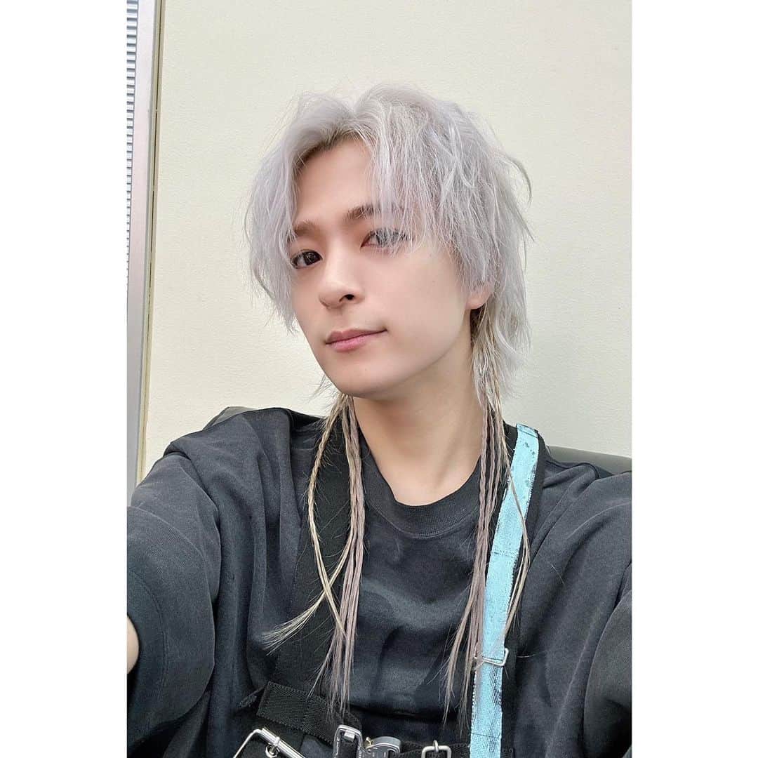 和田颯さんのインスタグラム写真 - (和田颯Instagram)「. MVはこんな髪型でした〜 エクステとかつけちゃったよね どう？ #FunkyJumping」7月19日 20時00分 - da_ice_hayate_wada