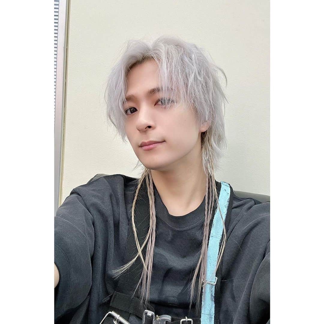 和田颯のインスタグラム：「. MVはこんな髪型でした〜 エクステとかつけちゃったよね どう？ #FunkyJumping」