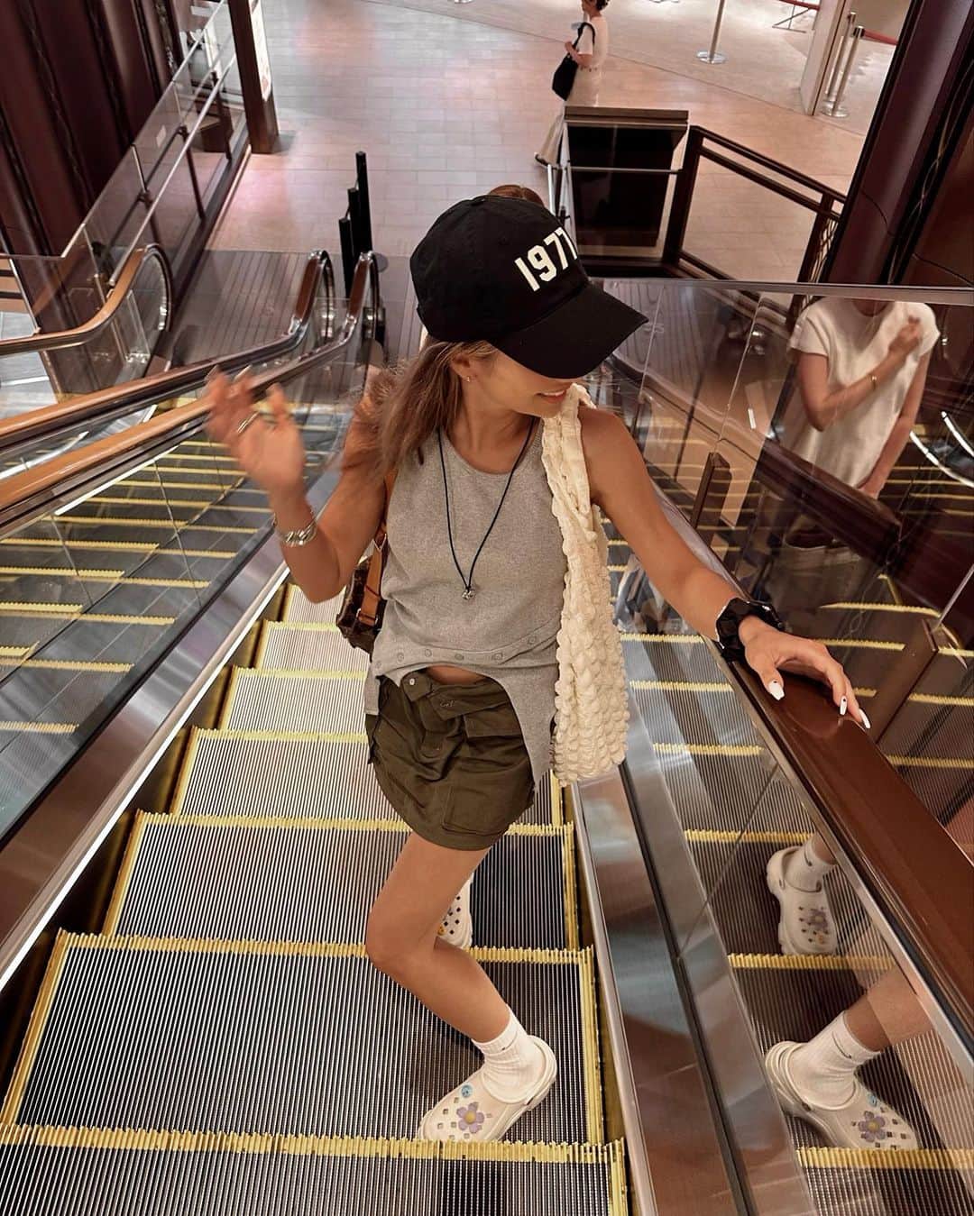✷kana✷のインスタグラム：「いつかの服！タグ付けしました♡🏷️  ランチして出たらビールのイベントやってたから満腹だけどもちろん飲んだよ🍻 結果お腹パンパン←（2枚目）」