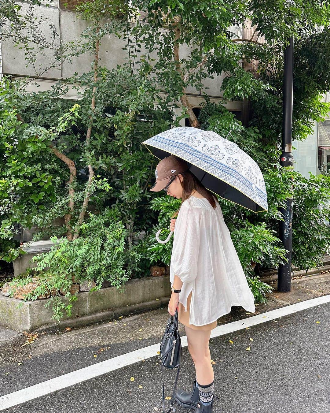 ena..*加藤 恵梨奈さんのインスタグラム写真 - (ena..*加藤 恵梨奈Instagram)「⁡ ⁡ ⁡ ⁡ 雨だったこの日はダマスク柄の傘でお出かけ 使用した傘⬇️ 【2023年新作】100％完全遮光  日傘/雨傘/晴雨兼用傘  ブラックコーティング ジャンプ傘  Lune jumelle ルナジュメール レース柄/ダマスク柄  親骨58cm☂️ ⁡ 晴雨兼用で使えるロングジャンプ傘で 紫外線防止効果が得られるよ！ 降雨時のご使用においても防水性に優れているので雨の日 晴れの日兼用で使えるから嬉しい☺️🩷 ⁡ 日によって傘を変えれるのもいいよね〜 何個あっても嬉しい！ ⁡ ⁡ ⁡ @macoccainfo  #maccoca #マコッカ #日傘 #雨傘 #晴雨兼用傘 #完全遮光 #uv対策 #日傘コーデ #雨傘コーデ #ママコーデ #ママファッション #」7月19日 20時02分 - e_n_a_p_i