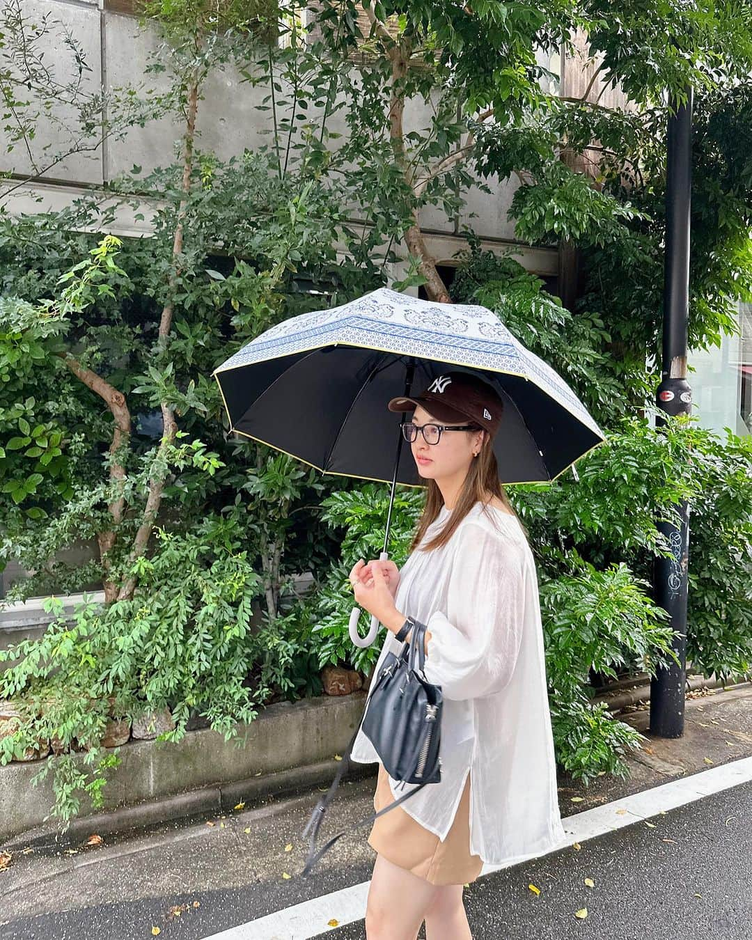 ena..*加藤 恵梨奈さんのインスタグラム写真 - (ena..*加藤 恵梨奈Instagram)「⁡ ⁡ ⁡ ⁡ 雨だったこの日はダマスク柄の傘でお出かけ 使用した傘⬇️ 【2023年新作】100％完全遮光  日傘/雨傘/晴雨兼用傘  ブラックコーティング ジャンプ傘  Lune jumelle ルナジュメール レース柄/ダマスク柄  親骨58cm☂️ ⁡ 晴雨兼用で使えるロングジャンプ傘で 紫外線防止効果が得られるよ！ 降雨時のご使用においても防水性に優れているので雨の日 晴れの日兼用で使えるから嬉しい☺️🩷 ⁡ 日によって傘を変えれるのもいいよね〜 何個あっても嬉しい！ ⁡ ⁡ ⁡ @macoccainfo  #maccoca #マコッカ #日傘 #雨傘 #晴雨兼用傘 #完全遮光 #uv対策 #日傘コーデ #雨傘コーデ #ママコーデ #ママファッション #」7月19日 20時02分 - e_n_a_p_i