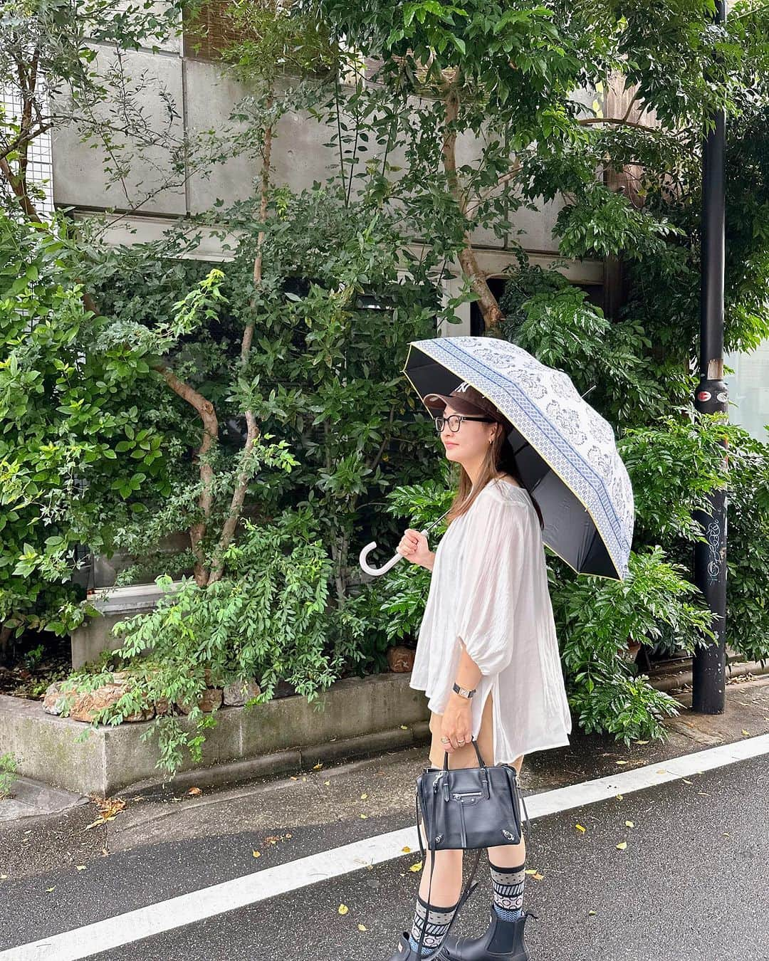 ena..*加藤 恵梨奈さんのインスタグラム写真 - (ena..*加藤 恵梨奈Instagram)「⁡ ⁡ ⁡ ⁡ 雨だったこの日はダマスク柄の傘でお出かけ 使用した傘⬇️ 【2023年新作】100％完全遮光  日傘/雨傘/晴雨兼用傘  ブラックコーティング ジャンプ傘  Lune jumelle ルナジュメール レース柄/ダマスク柄  親骨58cm☂️ ⁡ 晴雨兼用で使えるロングジャンプ傘で 紫外線防止効果が得られるよ！ 降雨時のご使用においても防水性に優れているので雨の日 晴れの日兼用で使えるから嬉しい☺️🩷 ⁡ 日によって傘を変えれるのもいいよね〜 何個あっても嬉しい！ ⁡ ⁡ ⁡ @macoccainfo  #maccoca #マコッカ #日傘 #雨傘 #晴雨兼用傘 #完全遮光 #uv対策 #日傘コーデ #雨傘コーデ #ママコーデ #ママファッション #」7月19日 20時02分 - e_n_a_p_i