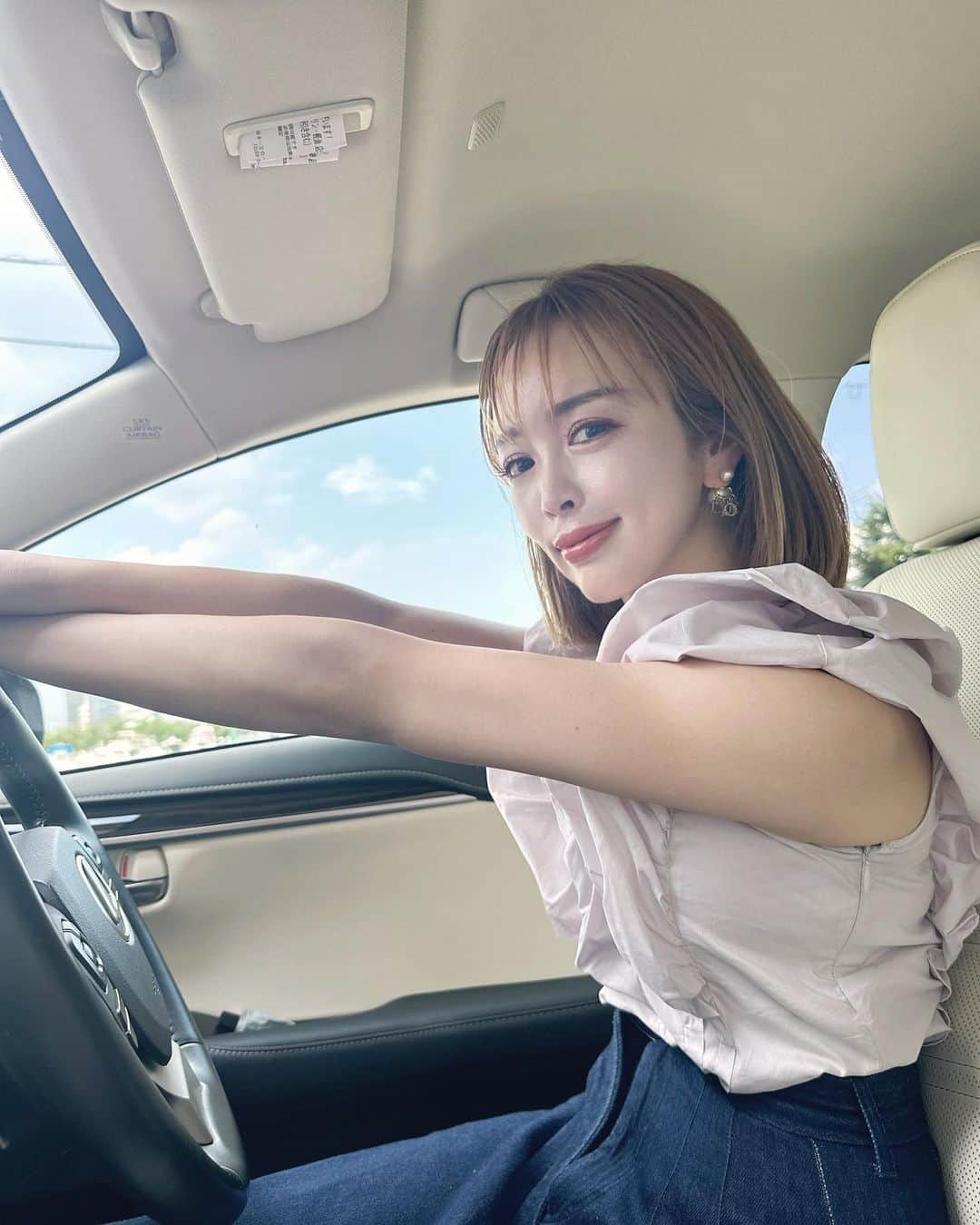 板橋瑠美のインスタグラム：「二の腕のたぷたぷ。。。🥺 ⁡ 悩みを解決したかった‼️ ⁡ ⁡ ⁡ クルスカやってきたよー((((･´ω`･))))💓 ⁡ ⁡ ⁡ クールスカルプティングは、 脂肪を凍らせて、老廃物で出す！という素晴らしい機械なんだけど 7〜8年前に太ももやったことがあって、めーーーーちゃくちゃ寒すぎて皮膚の感覚なくなって 30分くらい耐えるのがマジ辛かったんだけど。。。 ⁡ ⁡ 新型のクルスカelitoは、確かに最初は結構冷たいんだけど15分くらいしたら気づいたら寝てたんだけど🤣🤣✨‼️‼️ ⁡ ⁡ それくらい、低温火傷みたいな痛さ？が軽減してた^ ^ ⁡ ⁡ 一回で20%の脂肪が老廃物と共に数ヶ月後に流れて、また2回目でまた20%💓 ⁡ ⁡ トータル40%やばい！！！！ ⁡ ⁡ まだ施術してまもないけどちょっとだけ無くなってきてる気がするー((((･´ω`･))))！！！ ⁡ ⁡ ⁡ ママさんたち、悩みの種よね、、、あのぷるんぷるん肉。 揺れる肉め、にくいぜ、、、 ⁡ お腹も太ももももちろんできるし、部分的な痩身が可能だから、 全体的に痩せたいというより、ここ特に落としたいんだよなーってあるじゃないですかー！ ⁡ そーゆーのにおすすめ❤︎！！ ⁡ ⁡ Tケアクリニックの担当してくださった皆さん明るくて優しくてすぐケラケラ笑ったり、楽しかった🤣 ⁡ ⁡ ⁡ 私のインスタ見た方はカウンセリング無料だし、 契約金5%OFF💓（初回割引の上から割引可） になるので是非〜！！ ⁡ ⁡ ⁡ お問い合わせはこちらまで❤︎ @tcare.beautyclinic ⁡ ⁡ ⁡ ⁡ ⁡ ⁡ ⁡ #ダイエット#痩身#部分痩せ#Tケアクリニック」