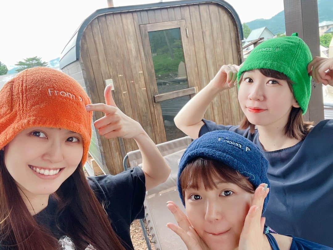 尾崎由香のインスタグラム：「サウナ旅in 白馬🧖‍♀️✨  ほたるちゃんとみころんさんと #グランピング×  #サウナ が楽しめる　from P さんに行ってきました🚗♪  自分で薪を入れて熱く出来るサ室に、大きなタル水風呂は、最高ととのい😂！！  何セットしたかわからないくらい👼  無事薪🪵の達人にもなれた気がする♪♪ 選べるアロマロウリュウの香りがあったり、花火があったり至れり尽くせりです！  またサ旅行きたいし、 白馬村が素敵で登山でもお邪魔したいな⛰️ #サウナ　#白馬　#サ旅　#ととのう  #サウナ女子  #サウナ好きな人と繋がりたい  #サウナガール  @fromp_hakuba」