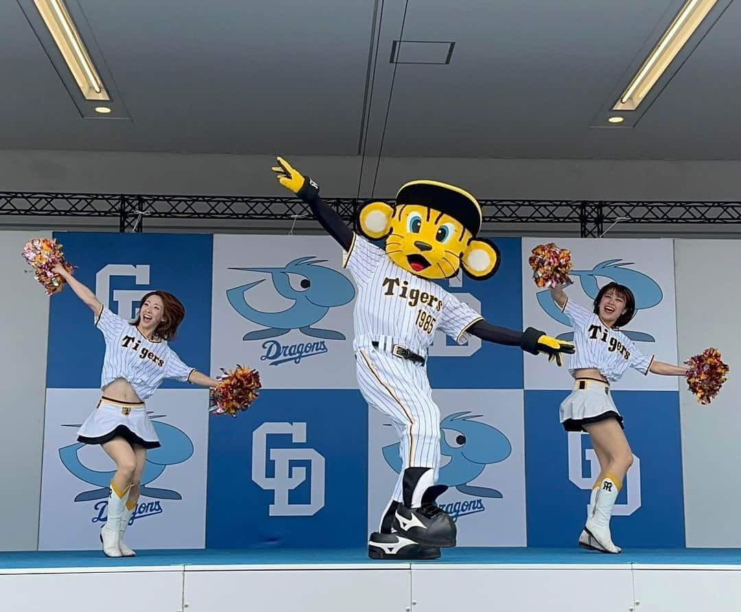 阪神タイガースさんのインスタグラム写真 - (阪神タイガースInstagram)「トラッキーとTigersGirlsのAyaka、Nonoaのふたりもオールスターを盛り上げにきてくれています！ #マイナビオールスターゲーム2023 #トラッキー #TigersGirls #ayaka #nonoa #阪神タイガース #ARE」7月19日 20時04分 - hanshintigers_official