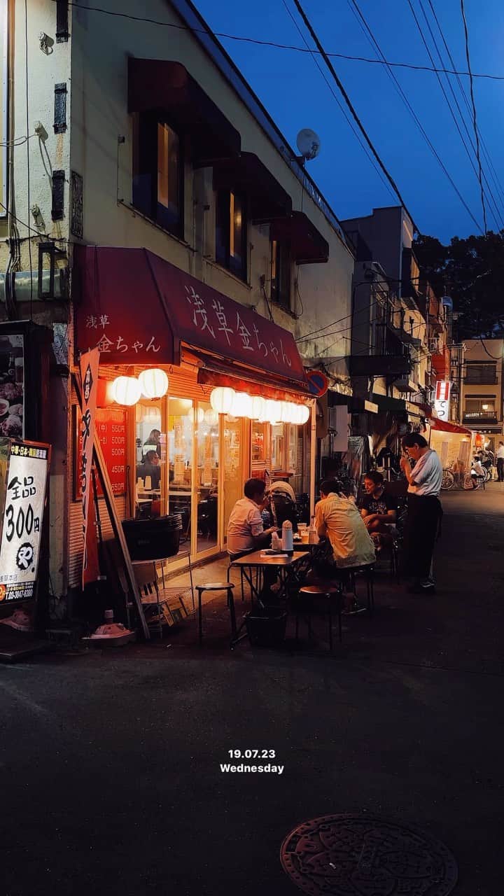 Kaiのインスタグラム：「summer night feelings - Taken in Asakusa, right next to “Hoppy Street”. Around this time, outside seats are such a vibe.   #tokyo #asakusa #japan」