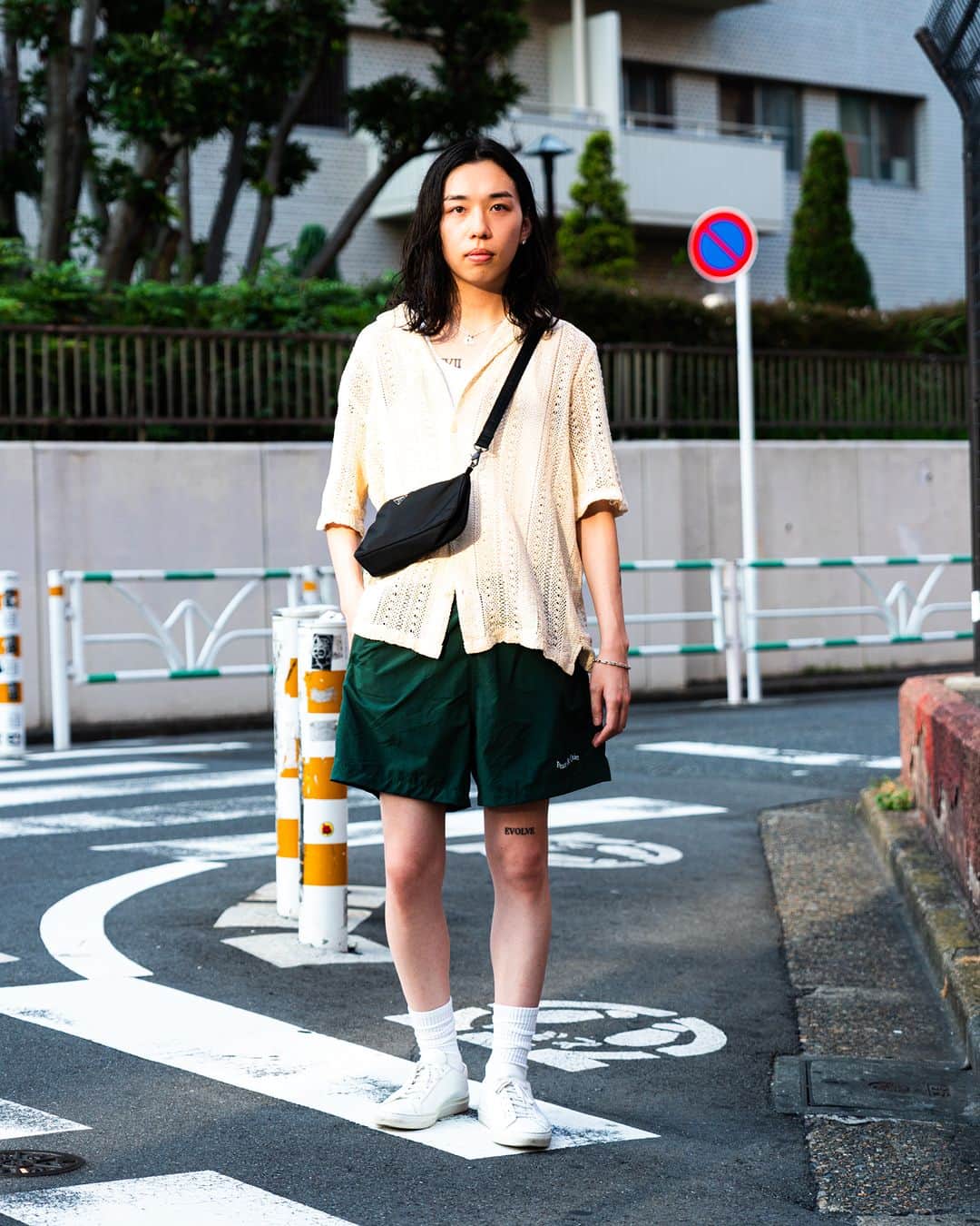 のインスタグラム：「.  屋山 利王 Rio Yayama(@rio__y_)  26歳・ショップ店員  shirt #ザラ #zara pants #ミュージアムオブピースアンドクワイエット #museumofpeaceandquiet  shoes #コモンプロジェクツ #commonprojects  shoulder bag #プラダ #prada bracelet #ティファニー #tiffanyandco necklace #デイジーロンドン #daisylondon  #fashionpress #fashionpresssnap」