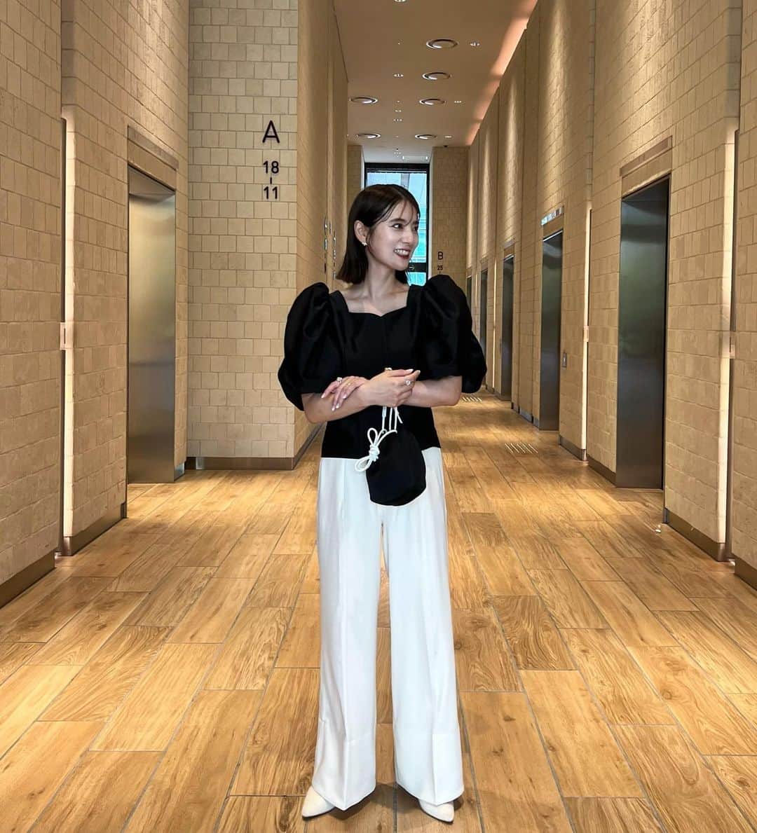 青野未来 / MikuAonoのインスタグラム：「. . @decollte_accessory も今日からpopup🤍🤍  bagは黒に白紐 ピアスは絶対欲しかった🐝さん🤍 ほんとどのアクセサリーも可愛くて大好き🤍🤍  阪急うめだ本店4階で 7/25までpopupしてるよ🙌  #ootd tops @cygne__2  pants @neuem_official  . . #decollte_accessory  #アクセサリー #梅阪popup #cygne#シーニュ#neuem#ノエン」
