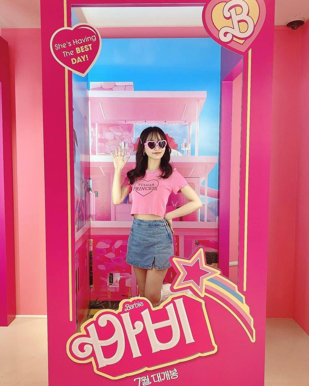 のインスタグラム：「✩‧₊˚  バービー投稿多め👱🏻‍♀️🎀笑  カフェは人がいっぱいすぎて行けなかったけど それ以外にも楽しめるフォトスポットとか 沢山あって可愛かったぁ💞💞💞  早く映画観に行きたい🫶💖  #한국 #한국여행 #韓国 #韓国旅行 #韓国グルメ #韓国ソウル #ソウル #ソウル旅行 #ソウルグルメ #ソウル旅 #バービー #barbie #royalmeltingclub #梨泰院 #梨泰院カフェ #이태원」