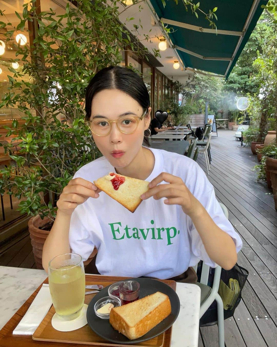 田中シェンさんのインスタグラム写真 - (田中シェンInstagram)「1日３食！😗  Tops @etavirpber  Pants @stevenalan  Glasses @ahlem  Bag @freaksstore_official  Shoes @kleman_france  猛暑により毎日どろどろに溶けてます🫠 夏に負けない身体づくり！ しっかり３食食べる宣言します🍥  #渋谷駅グルメ  @whiteglasscoffee  #whitegrasscoffee  普段こっちのエリアに行かないからか 全然知らなかったのですが、朝8:00からやってる カフェは激アツ💯と思って行ってみました💁🏻‍♀️ まだ、少し涼しいうちに活動するの良き！ トーストにジャスミンジンジャーを食べました。 自然に囲まれて朝から仕事してる人がたくさん居て 田中もやる気が産まれた💪🏻 朝ご飯じゃなくてコーヒー飲みたいって人に おすすめです☕️  #かつお節  @katsuoshokudo  #かつお食堂  甘いものでは物足りない私の胃袋には やっぱり米🌾とかつお節が必要🫵🏻‼️となり まさかのおしゃべり日記２回目登場 かつお食堂に駆け込みました。 好きなんです、大好きなんです。 全人類におすすめしたい、かつお節ごはん無し では生きていけなくります。今日は何もトッピング しなかったので次はトッピングします💯 かつおちゃん(名物店主)には今日も 会えませんでした🥹  Today I visited my favorite breakfast  @katsuoshokudo …💋since I love it sooo much I had to reccomand to you again! Yummy fresh #katsuobushi shaved right in front of you. Imagine  The smell..👃ahh smoked Katsuo… 🐟and delicious  Rice with little miso soup ….! It’s like a Disney world  To me ☺️💯  #渋谷ランチ部 #渋谷さんぽ #渋谷グルメ巡り  #渋谷朝ご飯 #etavirp #ahlem #早朝カフェ  #神南カフェ #ストリートコーデメンズ  #klemanpadre #kleman #カツオ節 #東京観光スポット  #渋谷観光 #shibuyatour #tokyotouristinfo  #東京案内　#일본여행🇯🇵 #여행일기✈️ #푸드스타그램🍴  #카페스타그램☕🍨🍰 #每日穿搭分享  #日系穿搭 #日本旅行✈️ #美味しいもの巡りの旅」7月20日 19時50分 - shen_tanaka