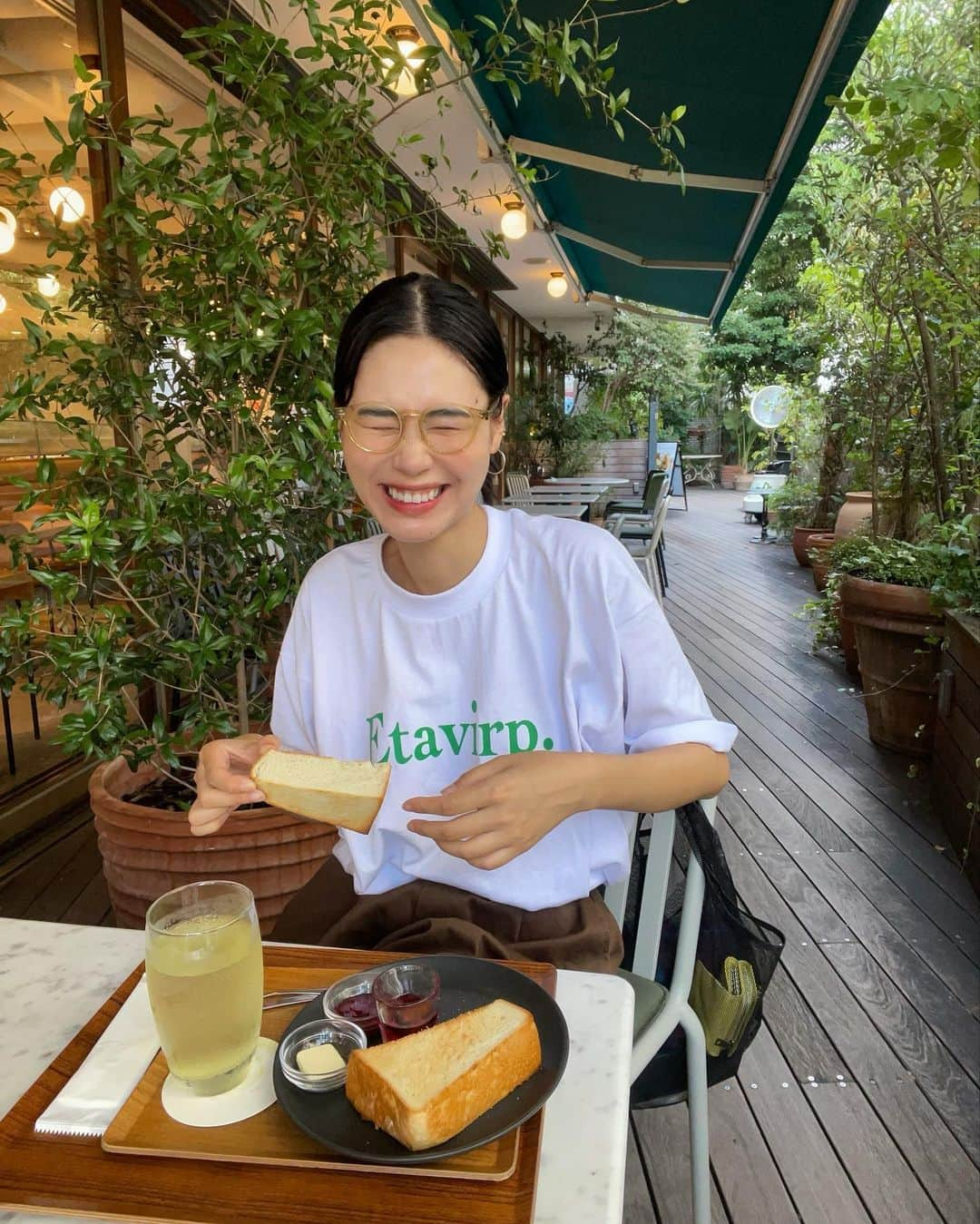 田中シェンさんのインスタグラム写真 - (田中シェンInstagram)「1日３食！😗  Tops @etavirpber  Pants @stevenalan  Glasses @ahlem  Bag @freaksstore_official  Shoes @kleman_france  猛暑により毎日どろどろに溶けてます🫠 夏に負けない身体づくり！ しっかり３食食べる宣言します🍥  #渋谷駅グルメ  @whiteglasscoffee  #whitegrasscoffee  普段こっちのエリアに行かないからか 全然知らなかったのですが、朝8:00からやってる カフェは激アツ💯と思って行ってみました💁🏻‍♀️ まだ、少し涼しいうちに活動するの良き！ トーストにジャスミンジンジャーを食べました。 自然に囲まれて朝から仕事してる人がたくさん居て 田中もやる気が産まれた💪🏻 朝ご飯じゃなくてコーヒー飲みたいって人に おすすめです☕️  #かつお節  @katsuoshokudo  #かつお食堂  甘いものでは物足りない私の胃袋には やっぱり米🌾とかつお節が必要🫵🏻‼️となり まさかのおしゃべり日記２回目登場 かつお食堂に駆け込みました。 好きなんです、大好きなんです。 全人類におすすめしたい、かつお節ごはん無し では生きていけなくります。今日は何もトッピング しなかったので次はトッピングします💯 かつおちゃん(名物店主)には今日も 会えませんでした🥹  Today I visited my favorite breakfast  @katsuoshokudo …💋since I love it sooo much I had to reccomand to you again! Yummy fresh #katsuobushi shaved right in front of you. Imagine  The smell..👃ahh smoked Katsuo… 🐟and delicious  Rice with little miso soup ….! It’s like a Disney world  To me ☺️💯  #渋谷ランチ部 #渋谷さんぽ #渋谷グルメ巡り  #渋谷朝ご飯 #etavirp #ahlem #早朝カフェ  #神南カフェ #ストリートコーデメンズ  #klemanpadre #kleman #カツオ節 #東京観光スポット  #渋谷観光 #shibuyatour #tokyotouristinfo  #東京案内　#일본여행🇯🇵 #여행일기✈️ #푸드스타그램🍴  #카페스타그램☕🍨🍰 #每日穿搭分享  #日系穿搭 #日本旅行✈️ #美味しいもの巡りの旅」7月20日 19時50分 - shen_tanaka