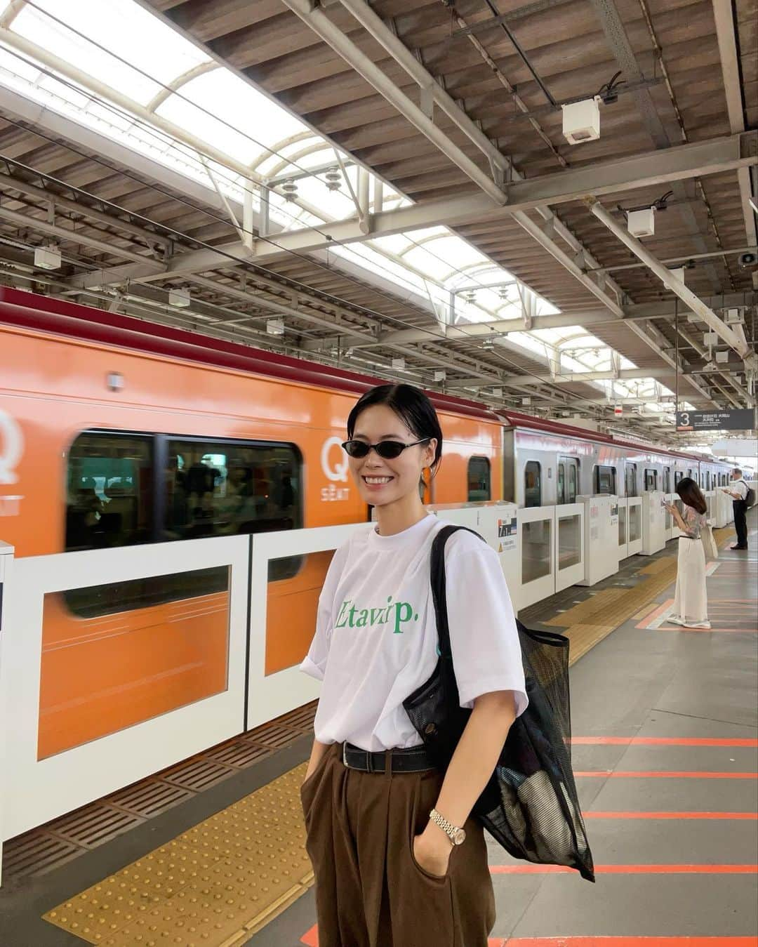 田中シェンさんのインスタグラム写真 - (田中シェンInstagram)「1日３食！😗  Tops @etavirpber  Pants @stevenalan  Glasses @ahlem  Bag @freaksstore_official  Shoes @kleman_france  猛暑により毎日どろどろに溶けてます🫠 夏に負けない身体づくり！ しっかり３食食べる宣言します🍥  #渋谷駅グルメ  @whiteglasscoffee  #whitegrasscoffee  普段こっちのエリアに行かないからか 全然知らなかったのですが、朝8:00からやってる カフェは激アツ💯と思って行ってみました💁🏻‍♀️ まだ、少し涼しいうちに活動するの良き！ トーストにジャスミンジンジャーを食べました。 自然に囲まれて朝から仕事してる人がたくさん居て 田中もやる気が産まれた💪🏻 朝ご飯じゃなくてコーヒー飲みたいって人に おすすめです☕️  #かつお節  @katsuoshokudo  #かつお食堂  甘いものでは物足りない私の胃袋には やっぱり米🌾とかつお節が必要🫵🏻‼️となり まさかのおしゃべり日記２回目登場 かつお食堂に駆け込みました。 好きなんです、大好きなんです。 全人類におすすめしたい、かつお節ごはん無し では生きていけなくります。今日は何もトッピング しなかったので次はトッピングします💯 かつおちゃん(名物店主)には今日も 会えませんでした🥹  Today I visited my favorite breakfast  @katsuoshokudo …💋since I love it sooo much I had to reccomand to you again! Yummy fresh #katsuobushi shaved right in front of you. Imagine  The smell..👃ahh smoked Katsuo… 🐟and delicious  Rice with little miso soup ….! It’s like a Disney world  To me ☺️💯  #渋谷ランチ部 #渋谷さんぽ #渋谷グルメ巡り  #渋谷朝ご飯 #etavirp #ahlem #早朝カフェ  #神南カフェ #ストリートコーデメンズ  #klemanpadre #kleman #カツオ節 #東京観光スポット  #渋谷観光 #shibuyatour #tokyotouristinfo  #東京案内　#일본여행🇯🇵 #여행일기✈️ #푸드스타그램🍴  #카페스타그램☕🍨🍰 #每日穿搭分享  #日系穿搭 #日本旅行✈️ #美味しいもの巡りの旅」7月20日 19時50分 - shen_tanaka