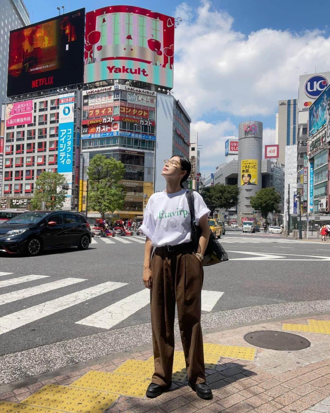 田中シェンさんのインスタグラム写真 - (田中シェンInstagram)「1日３食！😗  Tops @etavirpber  Pants @stevenalan  Glasses @ahlem  Bag @freaksstore_official  Shoes @kleman_france  猛暑により毎日どろどろに溶けてます🫠 夏に負けない身体づくり！ しっかり３食食べる宣言します🍥  #渋谷駅グルメ  @whiteglasscoffee  #whitegrasscoffee  普段こっちのエリアに行かないからか 全然知らなかったのですが、朝8:00からやってる カフェは激アツ💯と思って行ってみました💁🏻‍♀️ まだ、少し涼しいうちに活動するの良き！ トーストにジャスミンジンジャーを食べました。 自然に囲まれて朝から仕事してる人がたくさん居て 田中もやる気が産まれた💪🏻 朝ご飯じゃなくてコーヒー飲みたいって人に おすすめです☕️  #かつお節  @katsuoshokudo  #かつお食堂  甘いものでは物足りない私の胃袋には やっぱり米🌾とかつお節が必要🫵🏻‼️となり まさかのおしゃべり日記２回目登場 かつお食堂に駆け込みました。 好きなんです、大好きなんです。 全人類におすすめしたい、かつお節ごはん無し では生きていけなくります。今日は何もトッピング しなかったので次はトッピングします💯 かつおちゃん(名物店主)には今日も 会えませんでした🥹  Today I visited my favorite breakfast  @katsuoshokudo …💋since I love it sooo much I had to reccomand to you again! Yummy fresh #katsuobushi shaved right in front of you. Imagine  The smell..👃ahh smoked Katsuo… 🐟and delicious  Rice with little miso soup ….! It’s like a Disney world  To me ☺️💯  #渋谷ランチ部 #渋谷さんぽ #渋谷グルメ巡り  #渋谷朝ご飯 #etavirp #ahlem #早朝カフェ  #神南カフェ #ストリートコーデメンズ  #klemanpadre #kleman #カツオ節 #東京観光スポット  #渋谷観光 #shibuyatour #tokyotouristinfo  #東京案内　#일본여행🇯🇵 #여행일기✈️ #푸드스타그램🍴  #카페스타그램☕🍨🍰 #每日穿搭分享  #日系穿搭 #日本旅行✈️ #美味しいもの巡りの旅」7月20日 19時50分 - shen_tanaka