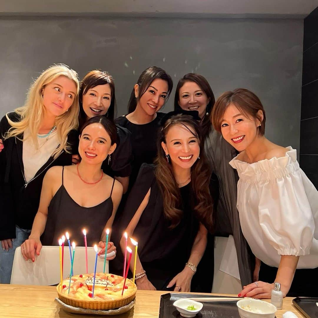 麻美さんのインスタグラム写真 - (麻美Instagram)「夏生まれ🌻💓 Happy Birthday🎂 ． 30年来のいつメンと 💓💓💓💓💓 ． 何があっても変わらぬ友情に乾杯🥂 ． #夏生まれ #happybirthday  #birthdaydinner  #family #love」7月19日 20時10分 - mami0s