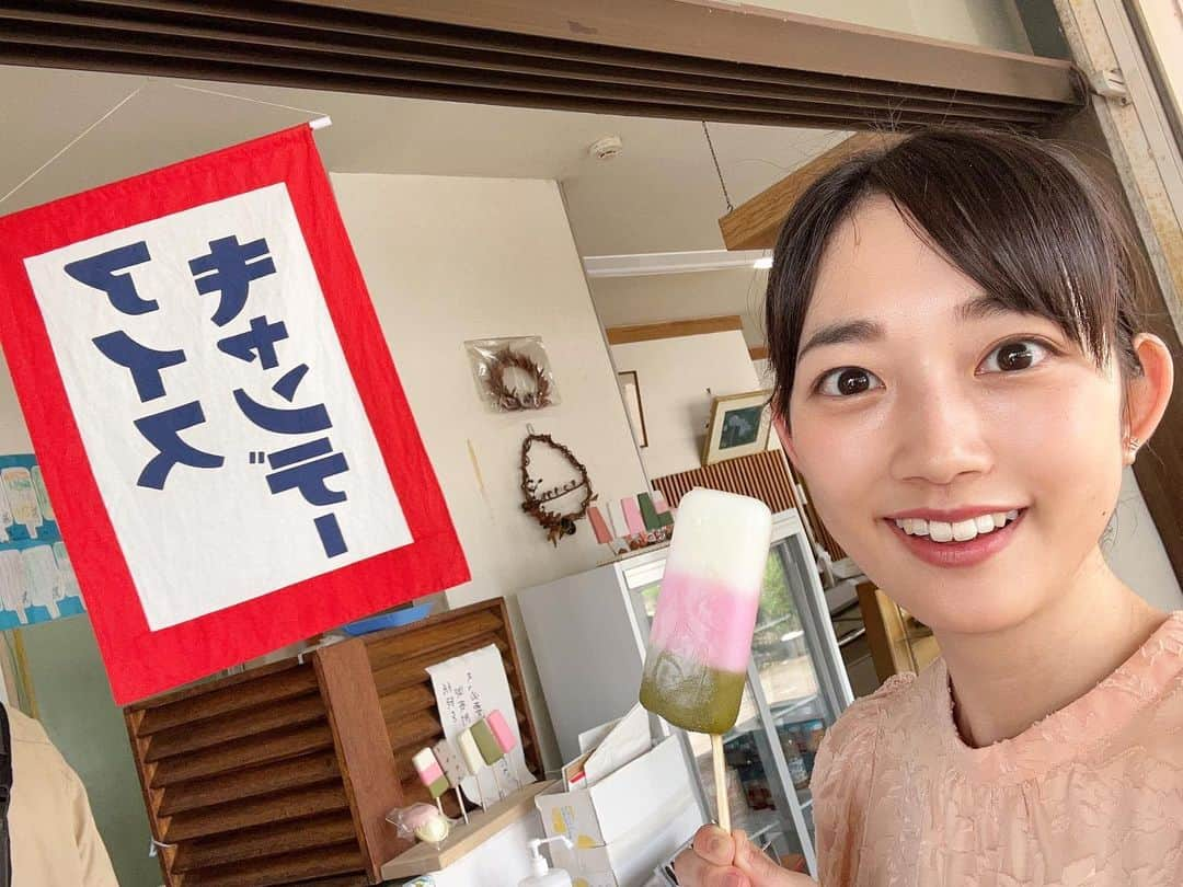 松本亜美さんのインスタグラム写真 - (松本亜美Instagram)「今日も新潟一番をご覧いただきありがとうございました😊 ばんえつ横断お国自慢は「地元の夏の味といえば…」というテーマでお送りしました！  新潟からは、世代を問わず愛されるアイスキャンディー🍨 長岡市の川西屋さんを取材しました✨ 白（ミルク味） ピンク（いちご味） みどり（抹茶味） 綺麗な三色です👀  夏の定番の味ということで、親子で、ご家族揃って、久しぶりに帰省した時におやつで食べる😋 なんていう人もいるようですね！  取材時も親子でアイスを求めて来ていた親子が微笑ましかったです🌼 2人が仲良く食べていた様子が印象的です♪  アイスキャンデーはひんやりですが、手作りの温かさを感じました☺️  #teny #テレビ新潟  #夕方ワイド新潟一番  #ばんえつ横断お国自慢  #福島 #新潟  #長岡市 #川西屋  #アイスキャンデー #アイス好き  #5本食べました 😂 #アナウンサー  #松本亜美」7月19日 20時11分 - ami_matsumoto_teny