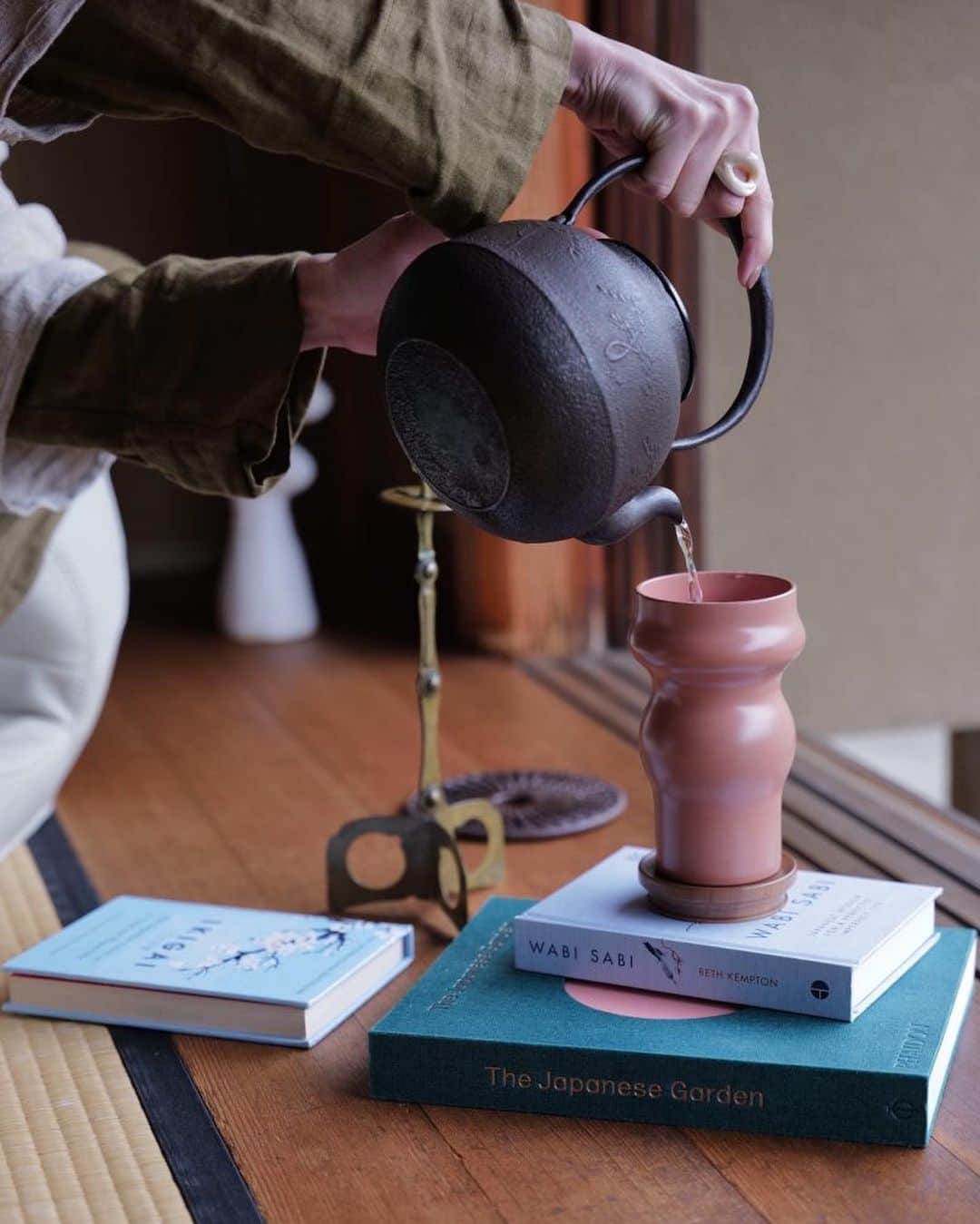 WWDジャパンさんのインスタグラム写真 - (WWDジャパンInstagram)「ニュース：アマン東京が森星ディレクションによる漆器を発売 茶の湯から着想を得た漆塗り  アマン東京は20日、森星がクリエイティブ・ディレクターを務めるプロジェクト“テフテフ(TEFUTEFU)”から、漆器“スイトー（SUITO）”を発売する。森自身が茶の湯について学び、その視点を商品開発に生かした。  素材には耐久性に優れる国産の欅材を採用し、国産漆を施した。国内で流通している漆の多くが輸入によるもので、国産は重要文化財や国宝建造物の修繕、美術史などに使用されている貴重なもの。また、手に馴染むその形は、枯山水から着想を得た。「茶の湯の文化をより身近な生活に取り入れることで日常を豊かにする生き方を自ずと学び、少しでも現代に生きる人々がやわらかい心を持ち、ゆとりを持てるように」と願いを込めたという。  春夏秋冬をイメージした４色展開で、各6万6000円。容量は350ml、サイズは直径9.2㎝、高さ15.2㎝（蓋込みで16㎝）。重さ120ｇ。“TEFUTEFU”のホームページ、およびアマン東京で販売する。  詳細は @wwd_jp プロフィールのリンクから  #TEFUTEFU#アマン東京#森星#amantokyo#hikarimori#漆器#SUITO#茶の湯#湯呑み」7月19日 20時12分 - wwd_jp