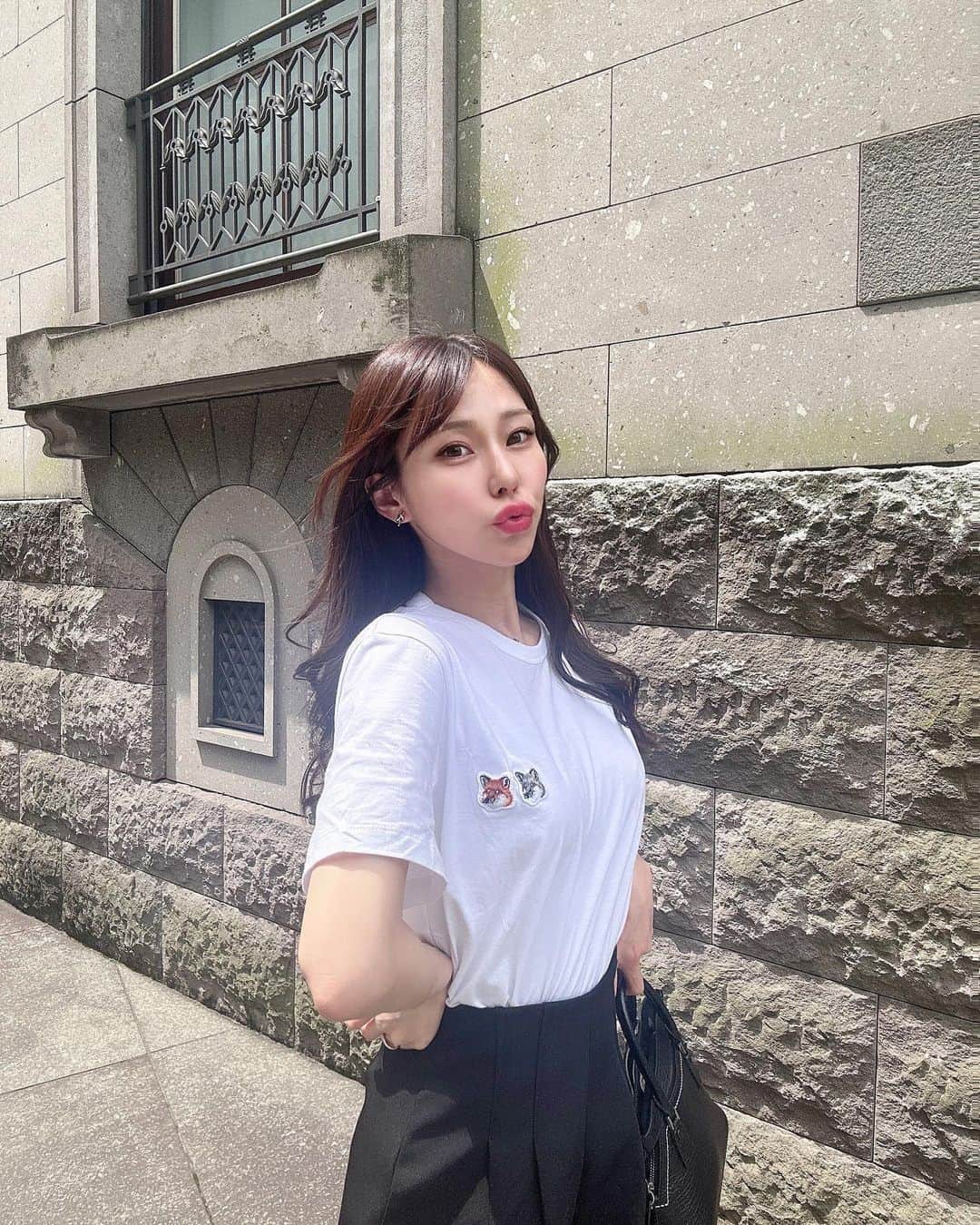 木佐友菜のインスタグラム：「白ティーが大活躍する季節が来て日々うれしい☁️🫧 ･ ･ 作品🌸 VR 木佐とも菜「Apartment Days!」2作品発売中  出演🌸 エロキン 第29話「ボッキハウス」U-NEXTにて配信中  ラジオ🌸 池袋FM 毎月第3土曜日 13:00~14:00「Saturday！ぐらどる三人衆〜バトンタッチ☆〜」   イチナナライブ 木佐とも菜  セクシー感強めのオフショはモデルズリンク(https://models.link/require_registration)にアップします💓 ぜひ登録して「木佐とも菜」入会よろしくお願い致します！ ･ #ビキニ女子 #tシャツコーデ #水着 #ファッション  #ootd  #gravure #被写体  #ポートレート  #maisonkitsune #instadaily #グラビアアイドル #撮影 #性感  #セクシー #自拍 #コーデ  #韓国ファッション #sexy #selfie #カジュアルコーデ #インスタグラビア #sexyhot #ビジョビ  #撮影会 #japanesegirl #夏コーデ #pinupgirl #cosplay #셀카  #ザラジョ」
