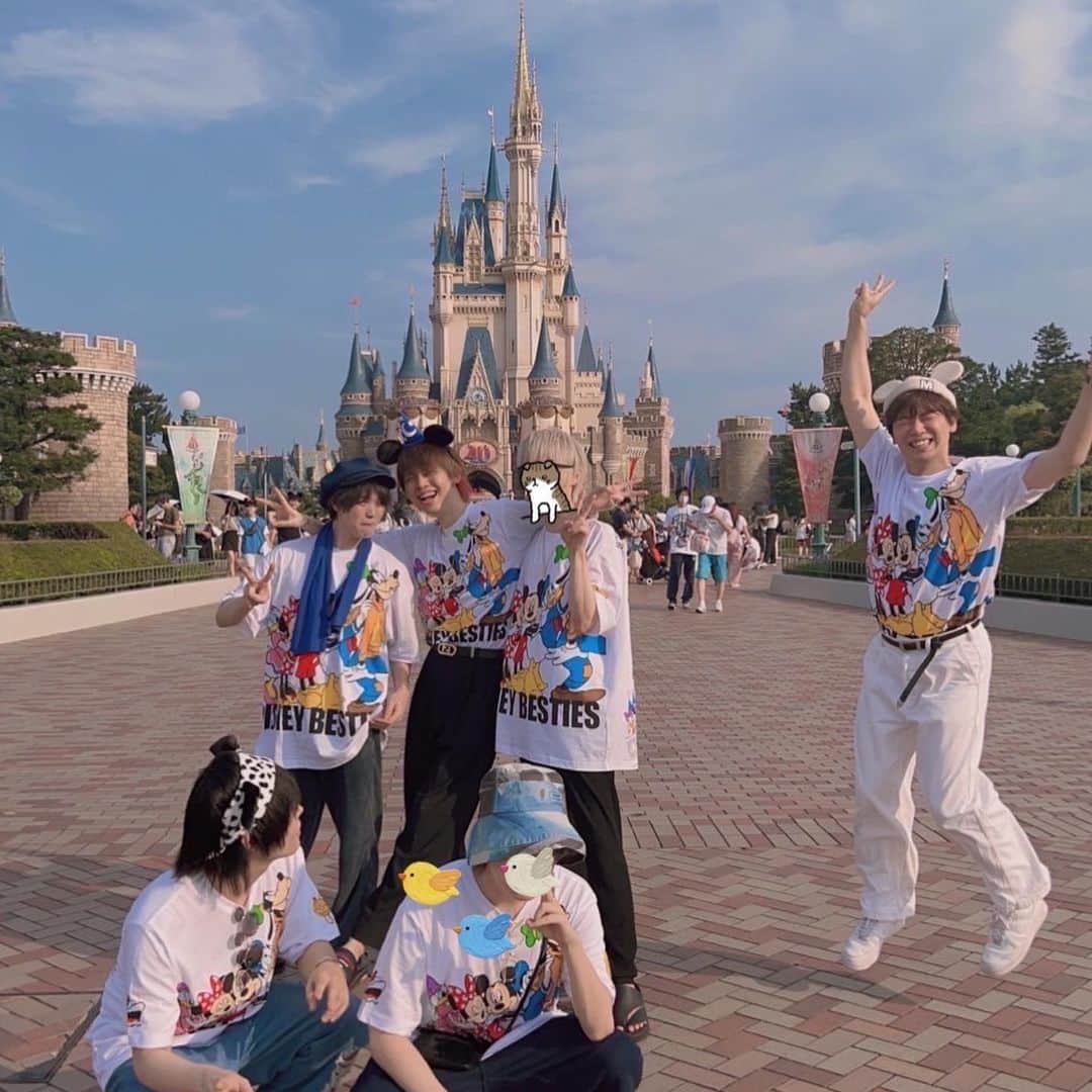 キヨのインスタグラム：「⁡ ⁡ どうも。ディズニーランドです。 ⁡ 私が行ったのではなくディズニーランドがこっちに来ました。 ⁡ 少し長くなりますが最後まで読んでもらえると嬉しいです。 ⁡  暑かったです。 ⁡  以上です。 ⁡  #歌い手と撮るとゴリゴリの加工になります本当はみんなこんな顔じゃなくて普通におっさんです」