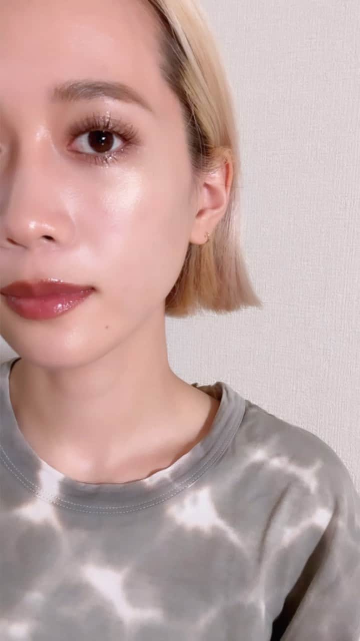 小林加奈のインスタグラム：「大人ブラウンつやめきメイク❤️🫰✨ SUQQUの０４番が大人ブラウンでおすすめ！ かなり落ち着きのあるくすみブラウン♡ ラメをプラスすると 華やかさが増します👏🫰  グロスもめっちゃ発色良くて 女性らしい口元へ✌️💗」