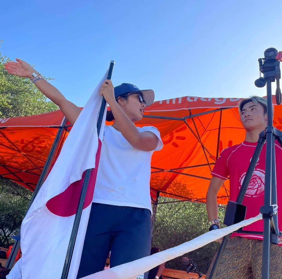 大村 奈央さんのインスタグラム写真 - (大村 奈央Instagram)「日本代表コーチとして、アジア選手権に行ってきました。 「メダルいっぱいじゃらじゃらぶら下げて帰ってこよう！」を目標に、個人では7人がメダルをとり、男子団体優勝、女子団体優勝、メダルじゃらじゃらで帰って来ることができました🏅🏆 男子 @riki_sato311 @ichi_watanabay @kaisei_adachi @taro__takai  国際試合で表彰台が全員日本人なんて、最高の伝説だ！ ウニとサンゴがいっぱいの難しい会場で、女子を引っ張って行ってくれてありがとう。 ご飯のときも、女子より男子がおしゃべりでとっても楽しいチームになってうれしかった！  女子 @sumomo_sato @rika_shoji330 @miraiikeda_ @kanon_takahashi  モルディブのパワフルな波にも果敢に攻めて、カッコよかった！ 今思い返せば、全員が私の腕の中で泣いたね。きっと、みんなの成長に繋がったはず☺️今回の遠征が終わっても、みんなの泣き顔見ちゃったし、私で良ければまたいつでも胸を貸します。  私自身、初めて国際試合での代表コーチを務めさせてもらい、能力、体力、言葉など、持ってるものと足らないもの、成長させてもらいました。 ジュニア選手8人に対して、マネージャーの純也くんと、コーチの私しか大人がいない状況はすごくハードでした。チームワークの良さ、地元の方たちの助けに、本当に感謝です。 海に浸かりっぱなしでキャディーをしてくれた @ahmed_aznil ありがとう！  日本からの応援もありがとうございました🇯🇵🧡💫  つっかれた〜！ #日本代表 #サーフィン」7月19日 20時24分 - naoomura