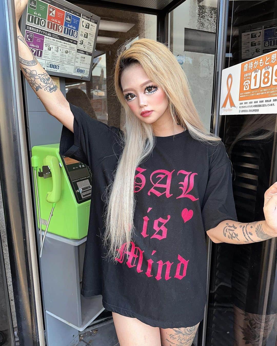 のインスタグラム：「@gal_meee 1作目❤️❤️❤️ ギャルマインドTee🎀 ￥4,800(税込) . ブラックとホワイトの２色展開🩵 .  M.Lの2サイズ💞✊🏼💞✊🏼 画像→164cm Lサイズ着用 低身長さんはMサイズがおすすめです🫶 . ホームページができるまでは メルカリでの発売になります！！ ご購入いただける方はメルカリの アカウントを登録お願いします💗 . あみのメルカリは プロフィールにURL貼ってるので 確認お願いします😗🫶😗 . M.Lサイズともに1枚ずつの販売 になるのでお早めにお買い求め ください🙇‍♂️」