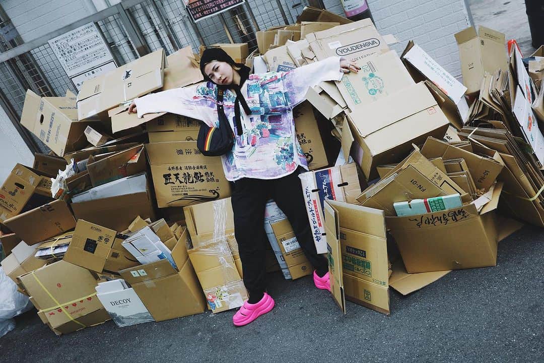 トヲルのインスタグラム：「. . . これで家創る🏠 . . model..木風 photo..トヲル . . #金髪ボブ  #金髪bob  #金髪ぱっつん  #ニット帽」