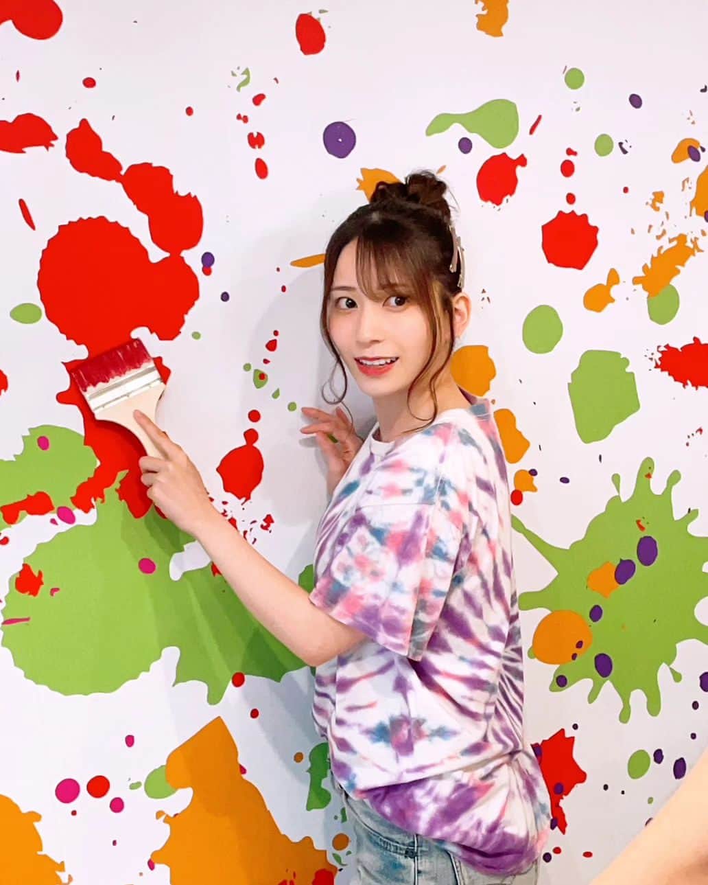 佐々木優佳里のインスタグラム：「🎨❤️💛💚💜  カラフル～！  トキイベ撮影のオフショット！  #撮影 #オフショット #イベント #お団子ヘア  #カラフル」