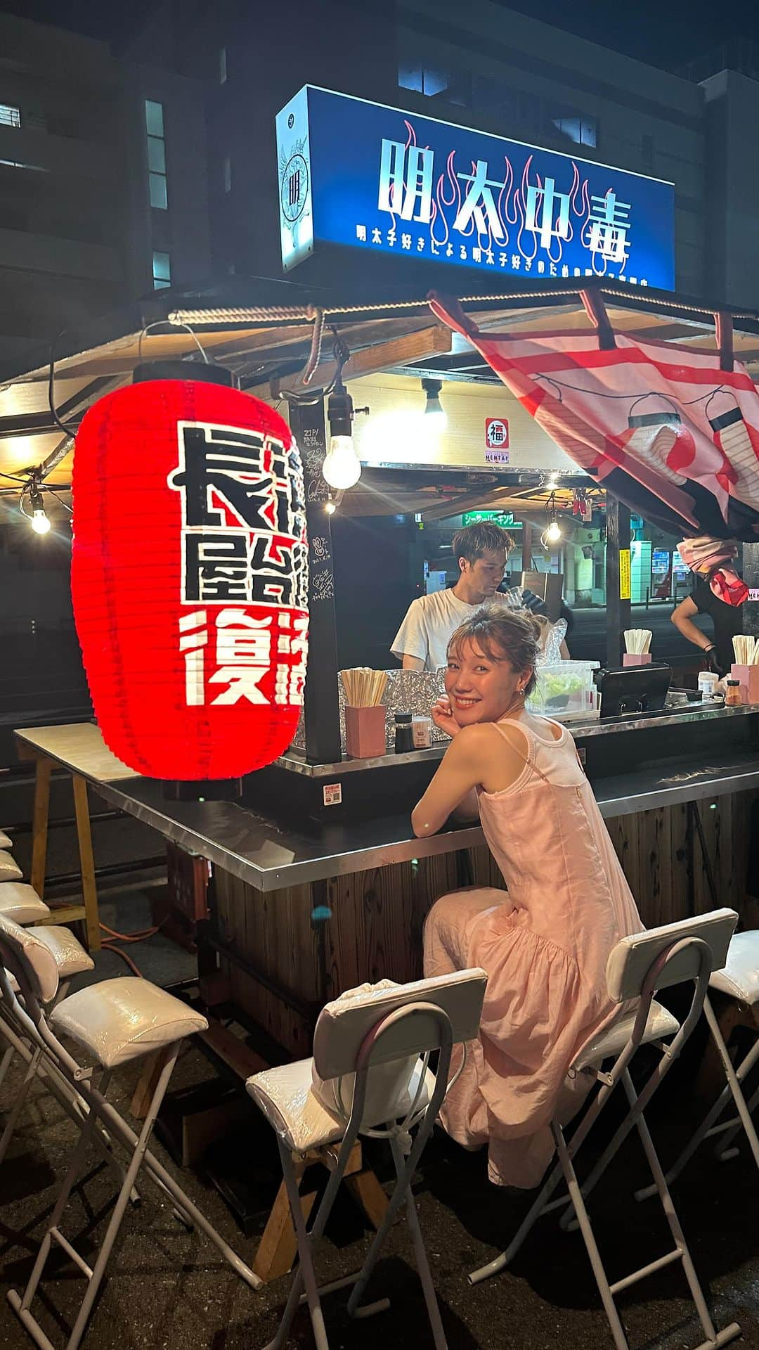 黒田りさのインスタグラム：「🏮【#福岡グルメ】  長浜エリアに、新しい屋台街が誕生！ 個性豊かな屋台で博多名物が楽しめますっ🍜✨ 今回お邪魔したのは、野菜巻き串屋台の「長浜のひろし( @nagahama.hiro )」さんと、 明太好きによる明太好きのための明太子屋台「明太中毒(@mentaiyatai )」さん☺️🫶 他にも、ホークスファンの方がたくさん訪れる屋台があったりと全屋台はしごするのも楽しそうでした🌻  夏は暑いね〜なんて言いながら、涼しい海風を感じ、博多名物に焼酎やビール🍺最高ですっ♪  ぜひ福岡の新スポット、長浜屋台街へ行ってみてくださいね☺️🩷 県外から旅行に来た友達を連れて行きたいなあと思います🍶  #newyataicityfukuoka#長浜屋台街#長浜屋台#長浜のひろし#明太中毒#福岡屋台 #福岡グルメ #福岡グルメ旅#福岡#福岡旅行#福岡観光#博多観光#福岡ディナー#福岡ごはん」