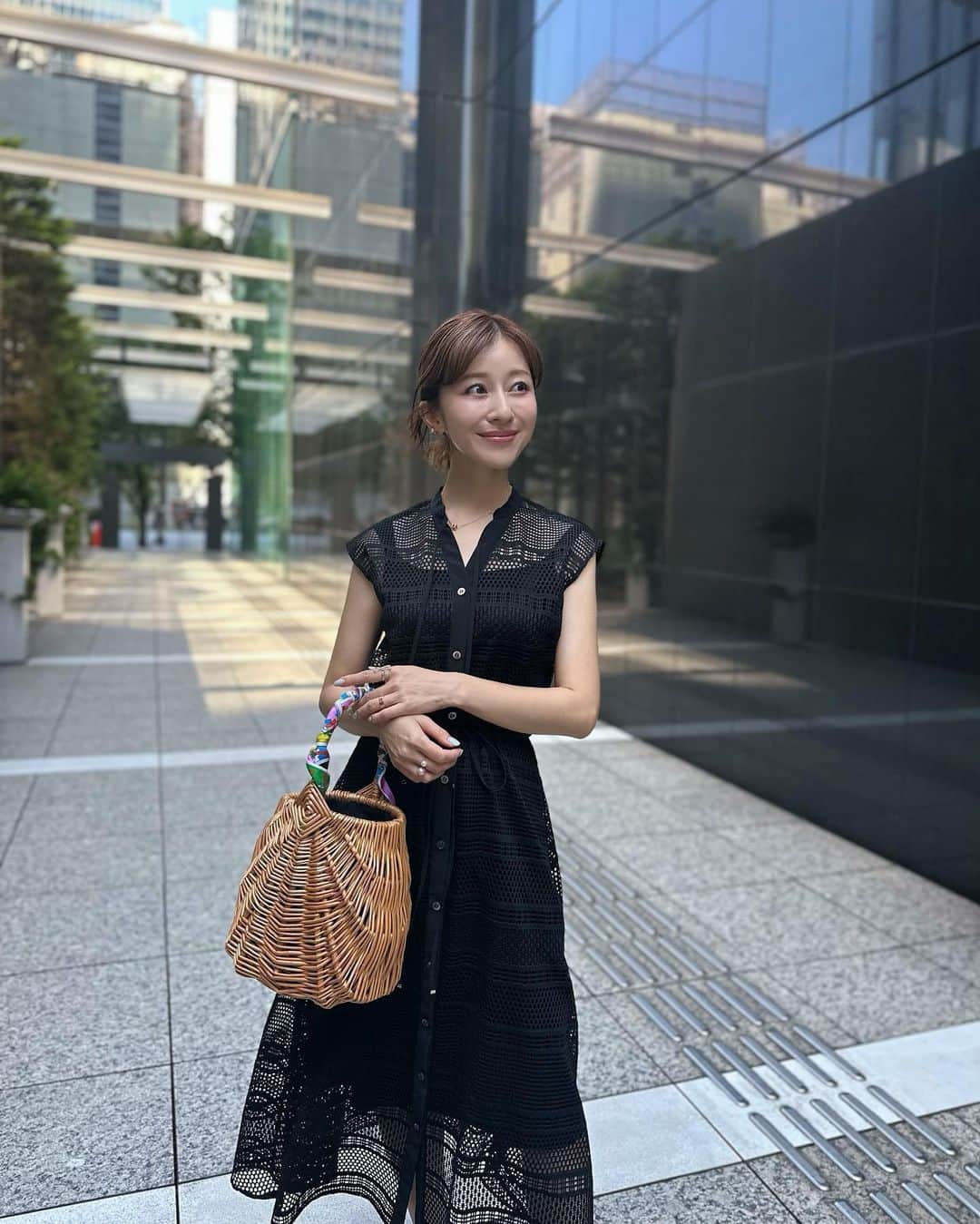 水野佐彩のインスタグラム：「・ 🖤 @pinkyanddianne_official   ピンキーのお仕事をさせていただいた時に 一目惚れしたワンピース👗💕💕 夏の黒は涼しげに着たいよね☺️✨  #おちびコーデ #おちびの輪 #低身長コーデ #Sサイズコーデ #ママコーデ #ママライフ #2020年ベビー #女の子ママ #女の子ベビー #ブルベ夏 #ブルベ #ブルベサマー #ブライトサマー #ブライトスプリング #ソフトクラシック #ウェーブ #骨格診断ウェーブ​」