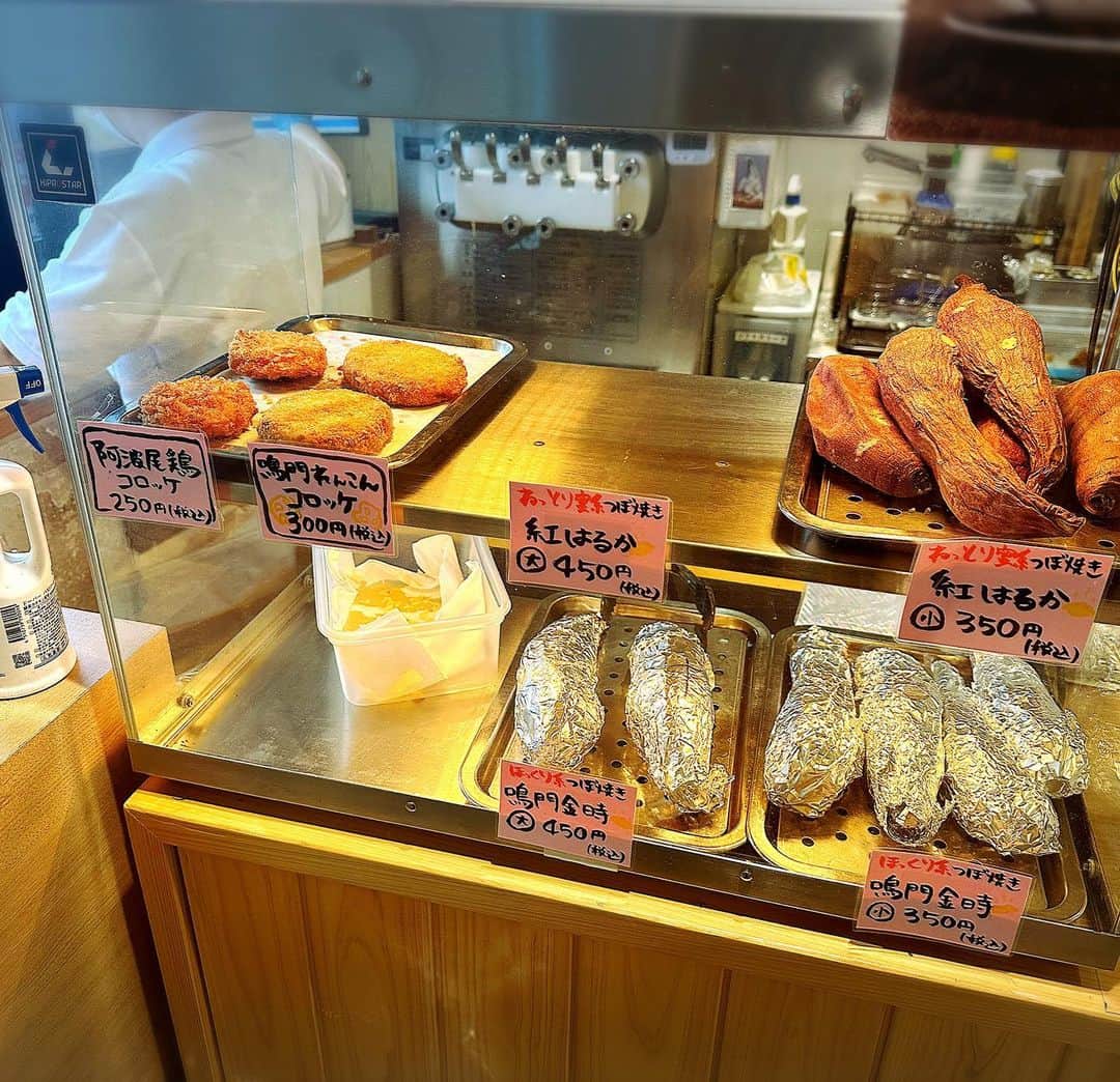 とぎもちさんのインスタグラム写真 - (とぎもちInstagram)「. 【徳島 🇯🇵 토쿠시마】  徳島にある 道の駅 くるくるなるとの ベーカリー イモホレタ🍠  前お土産でもらった おいもあんぱんが美味しくて また買いました🤤🍠💓  甘い金時芋の餡がたっぷり詰まってて パンも美味しい🫣💓🍠  メロンパンやカレーパンもおすすめ🍞💕  #ベーカリーイモホレタ #イモホレタ #くるくるなると #道の駅くるくるなると #徳島 #徳島道の駅 #鳴門 #徳島グルメ #徳島観光 #徳島旅行 #おいもあんぱん #パン #徳島カフェ #베커리이모호레타 #이모호레타 #쿠루쿠루나루토 #토쿠시마 #토쿠시마여행 #とぎもちくるくるなると #とぎもち道の駅 #とぎもち徳島  #とぎもちさつまいも #とぎもちベーカリーイモホレタ #とぎもちイモホレタ #とぎもちパン」7月19日 20時19分 - togistagram