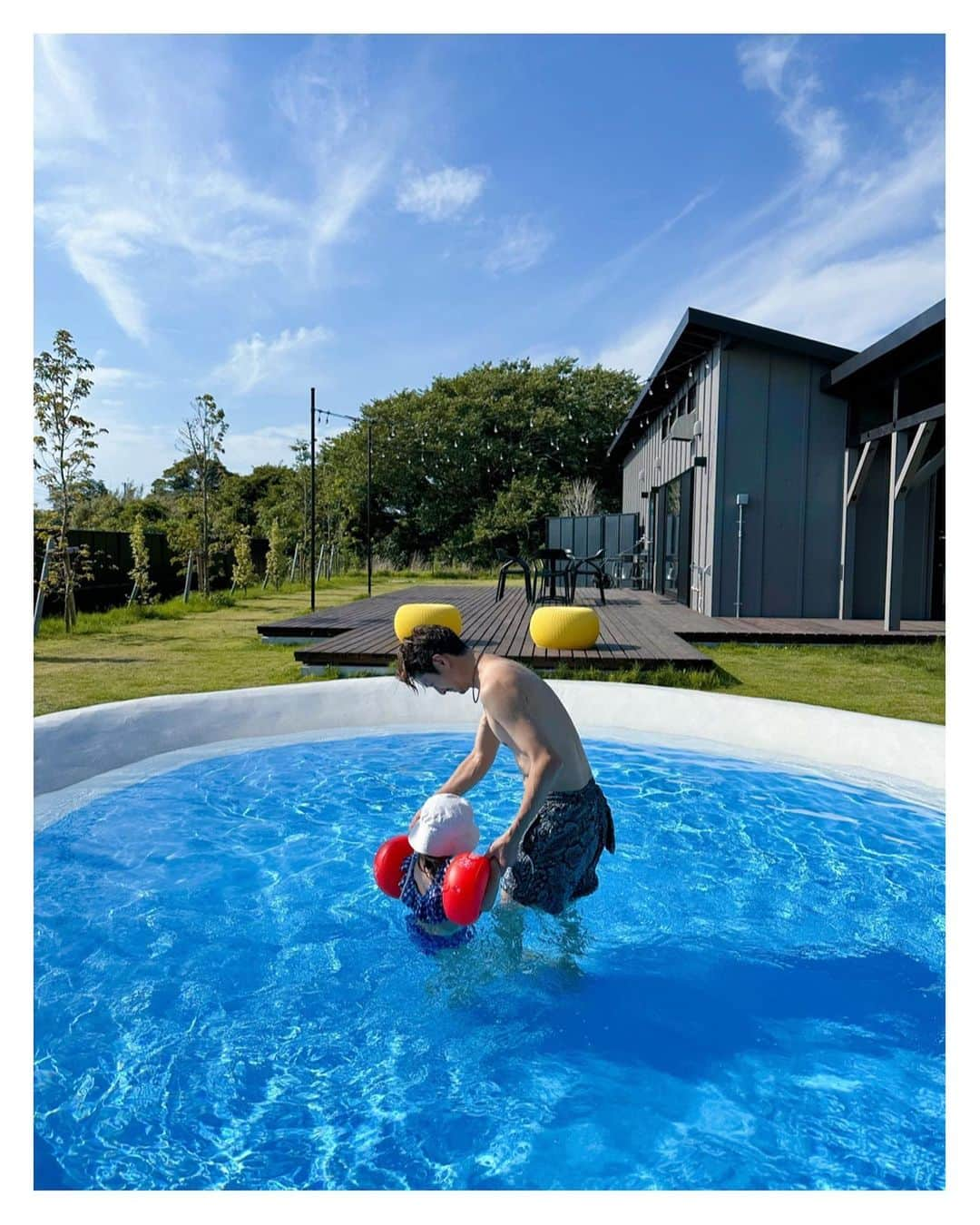 高山直子さんのインスタグラム写真 - (高山直子Instagram)「夏遊び☀️ 大好きが詰まったグランピングへ。 プール、温泉、サウナ、ドッグラン！なにそれ最高。 全員クタクタになるまで満喫✊🏻 遊び尽くした2日間でした👩🏻‍🦰👧🏻👨🏻🐶🐶  #家族旅行」7月19日 20時20分 - nao_70koro