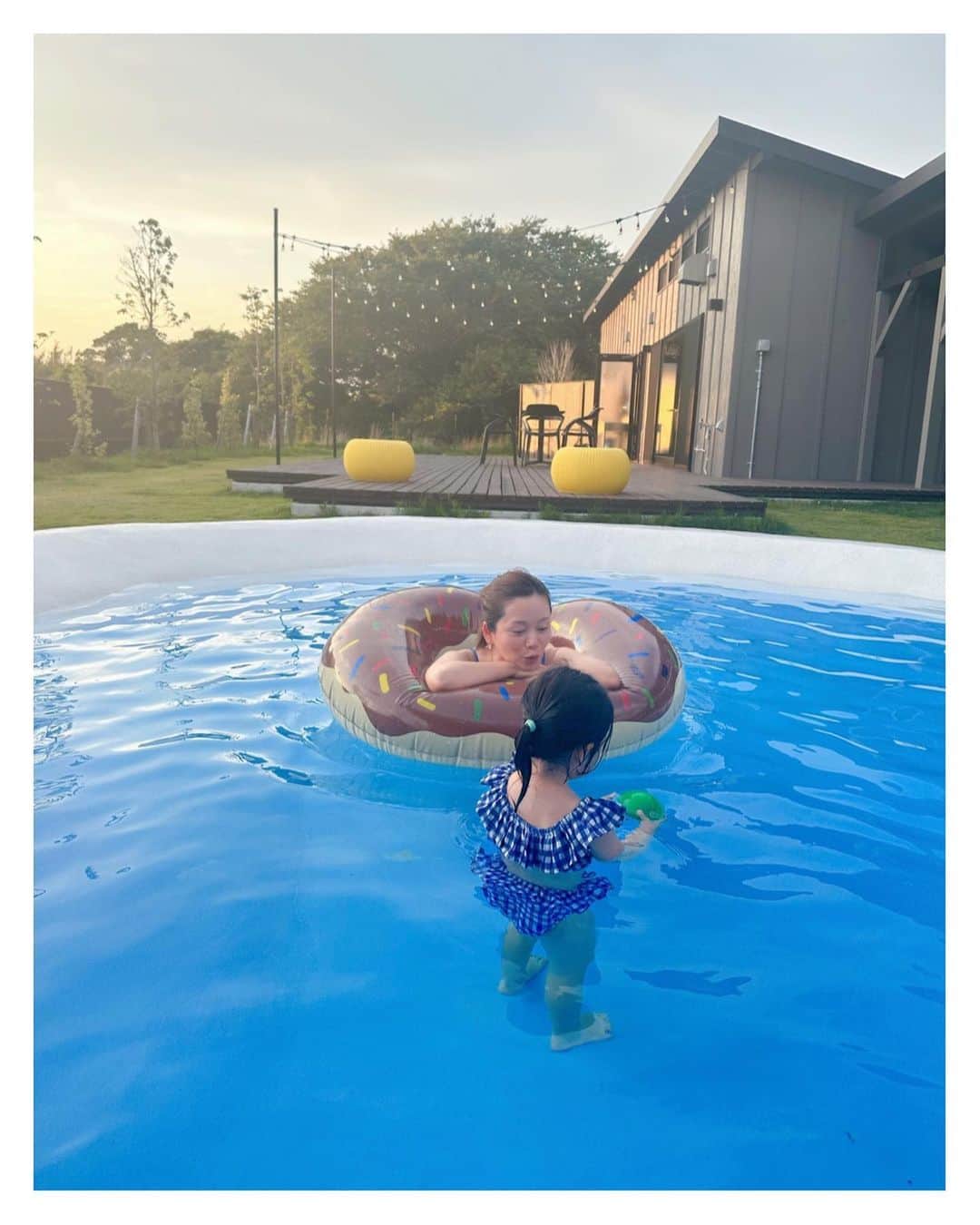 高山直子さんのインスタグラム写真 - (高山直子Instagram)「夏遊び☀️ 大好きが詰まったグランピングへ。 プール、温泉、サウナ、ドッグラン！なにそれ最高。 全員クタクタになるまで満喫✊🏻 遊び尽くした2日間でした👩🏻‍🦰👧🏻👨🏻🐶🐶  #家族旅行」7月19日 20時20分 - nao_70koro