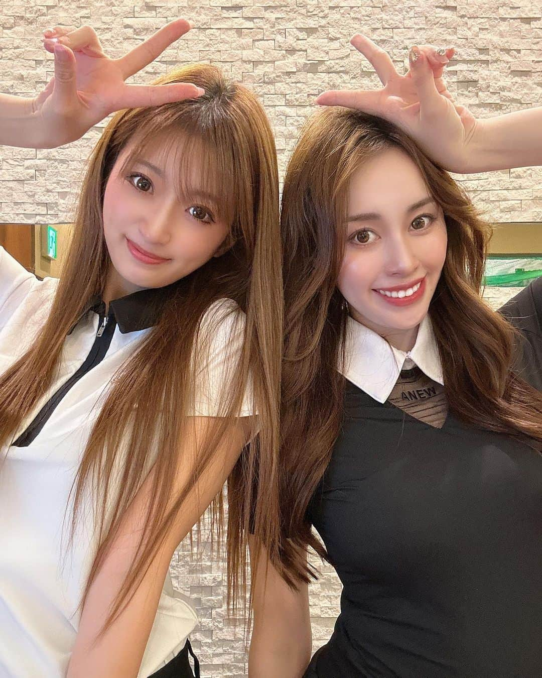 ミカのインスタグラム：「☺︎ 美少女さあやと2ショット📸❤︎  そしてそして最近の練習記録⛳️ 楽しかったらいいよねマインドやったけど やっぱり上手くなりたいし ゴルフ熱が出てきたのでまた頑張る✌️❤️‍🔥  #ゴルフカフェ四ツ橋#ゴルフスクール#ゴルフ女子#ゴルフ女子初心者#ゴルフウェア#ゴルフ動画#ドライバーショット#スイング動画#四ツ橋#西区新町#北堀江#大阪ゴルフスクール#ゴルフ練習#室内ゴルフ#anewgolf#golfgirl#골프#골프패션#골프패션#골프장」