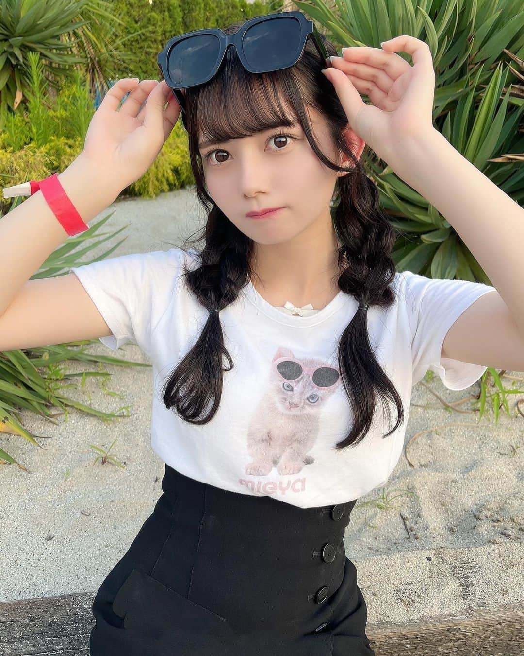 愛瀬ひなのインスタグラム：「・ 夏ー！て感じ ⛱ Ｔシャツのねこちゃんとおそろい 〜」