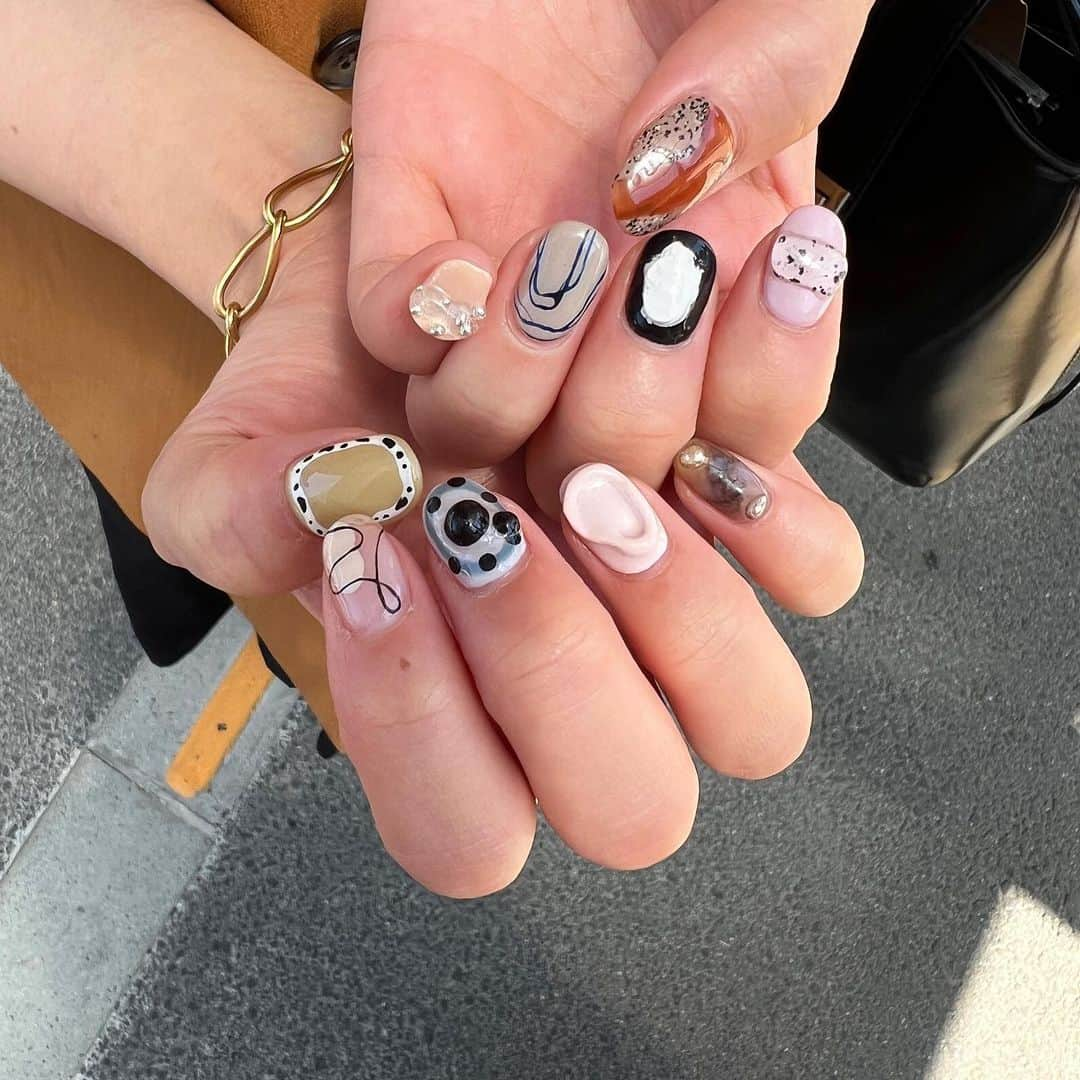 とらまめのインスタグラム：「new nail💅🩷🩷  旅行の前日に弾丸で爪綺麗にしてもらった かわいいいいい😭🍧💕  何ヶ月かネイル休んでたんやけど復活！！  つぎはずっと通ってたinails梅田店の なるみさんにお願いする🐕🌻  #ニュアンスネイル#ぷくぷくネイル#個性派ネイル#個性派ネイルデザイン#ネイルアート #韓国ネイル#大阪ネイルサロン」