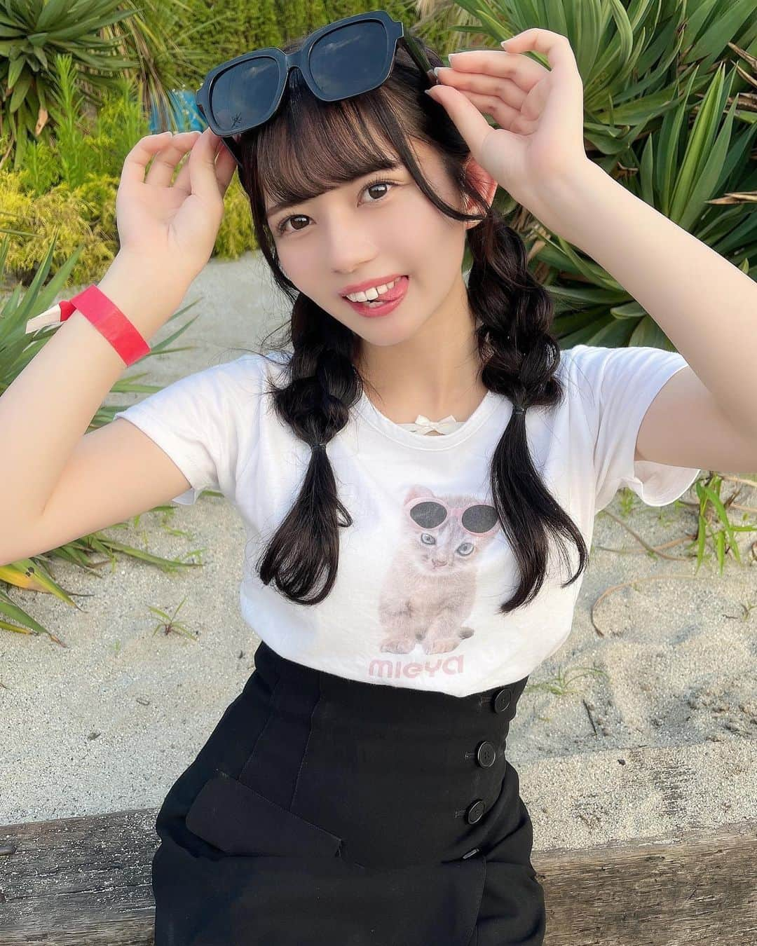 愛瀬ひなさんのインスタグラム写真 - (愛瀬ひなInstagram)「・ 夏ー！て感じ ⛱ Ｔシャツのねこちゃんとおそろい 〜」7月19日 20時32分 - _hinakanzaki