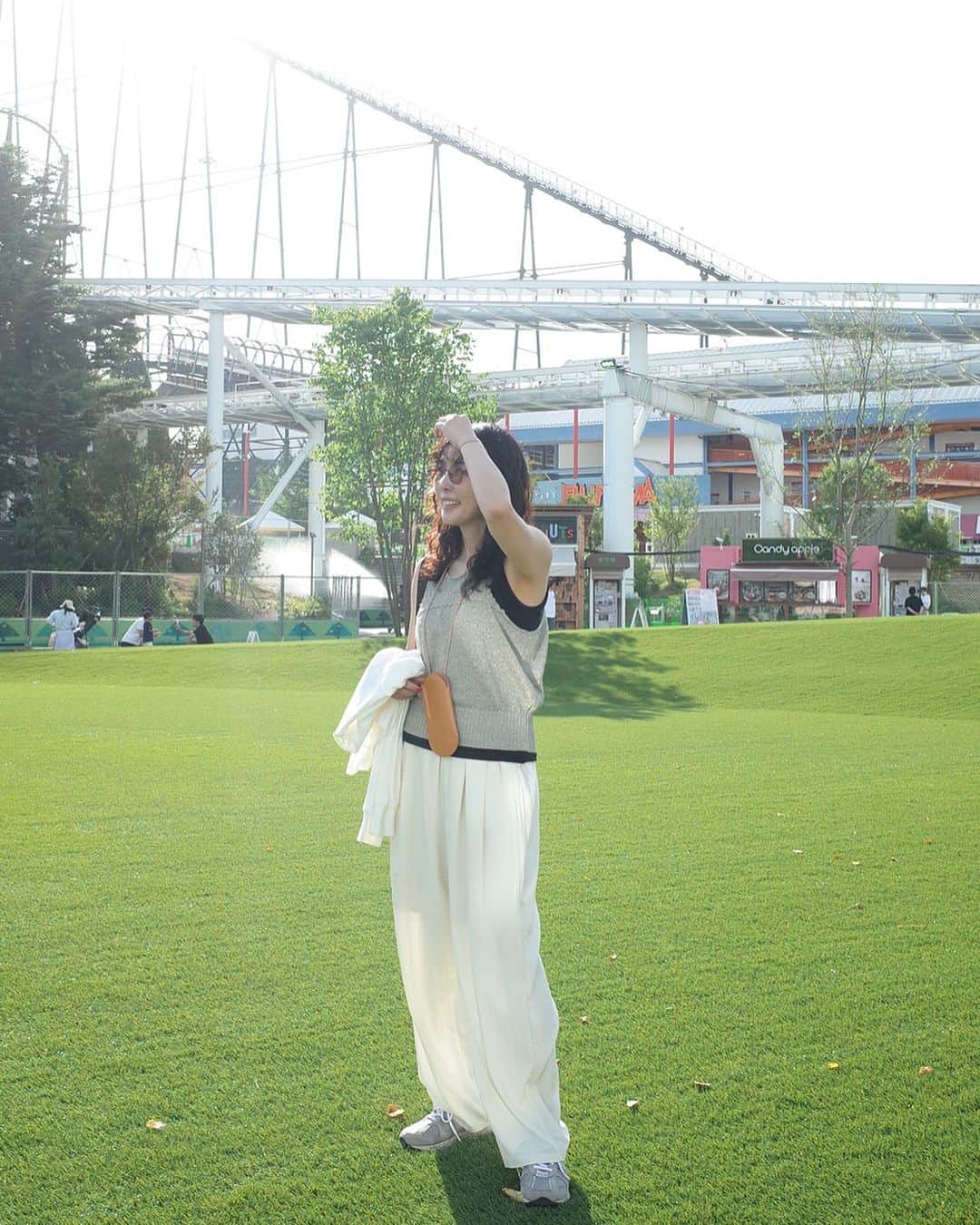のインスタグラム：「これからもう結構日にちが経ってる。。。 新しいアトラクションZOKKON、明日だね？？🎢 既にもう乗りたいのだけど、、、　 　 この日、暑かったなぁ😆 　 １つ富士急にお願いしたいことは、フードコートもスタバも16時閉店早すぎですーー！ せめて閉園（17時）15分前くらいまで頑張ってほすぃ🙏🙏🙏 （完全に食べ逃したんで😮‍💨😮‍💨😮‍💨） 　 #富士急ハイランド  #富士急 #遊園地コーデ #思い出 #夏コーデ #スニーカーコーデ #コーディネート #40代コーデ #パーソナルスタイリスト」
